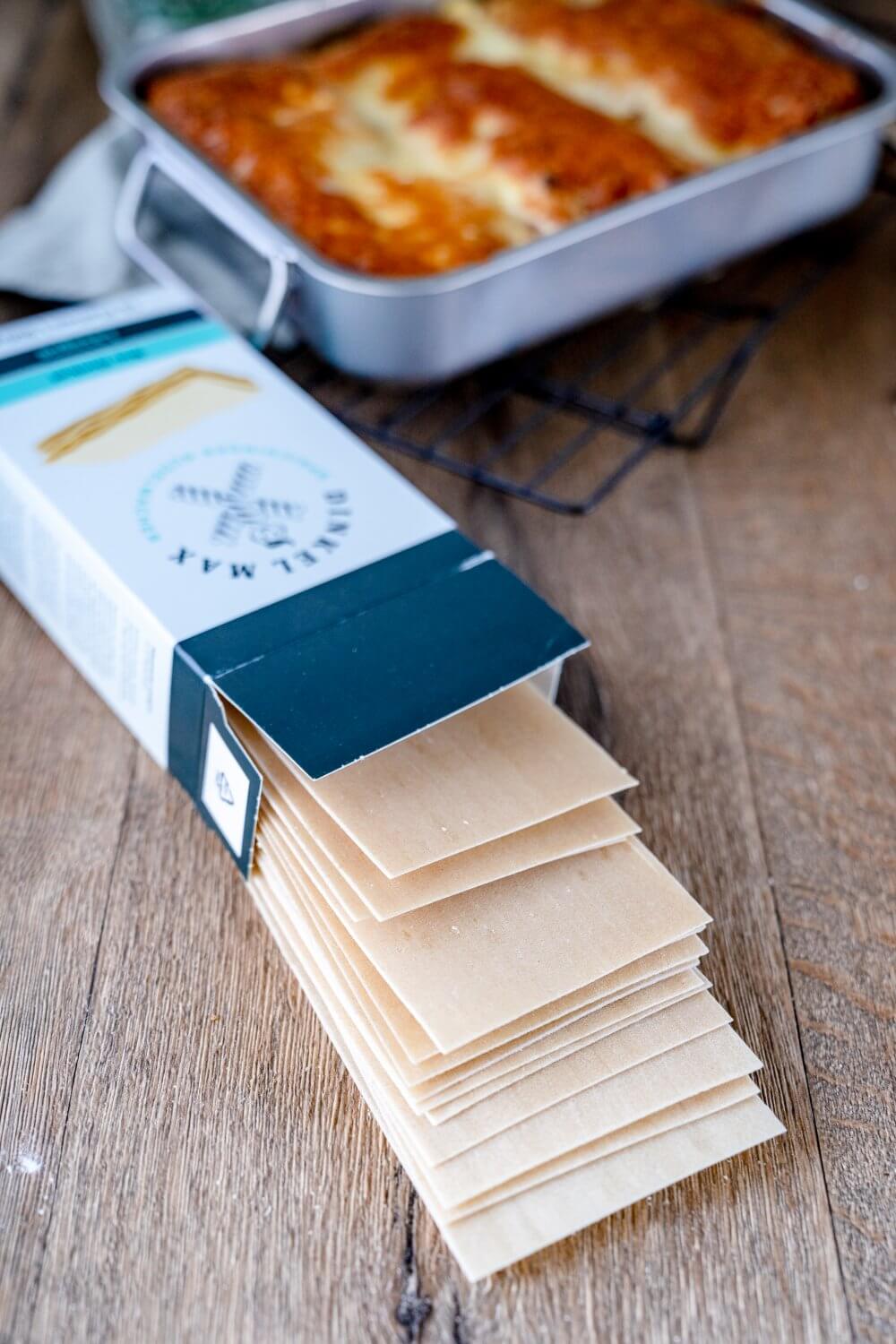Für die Lasagne Carbonara nutzen wir Dinkel-Lasagneplatten von Dinkel Max.