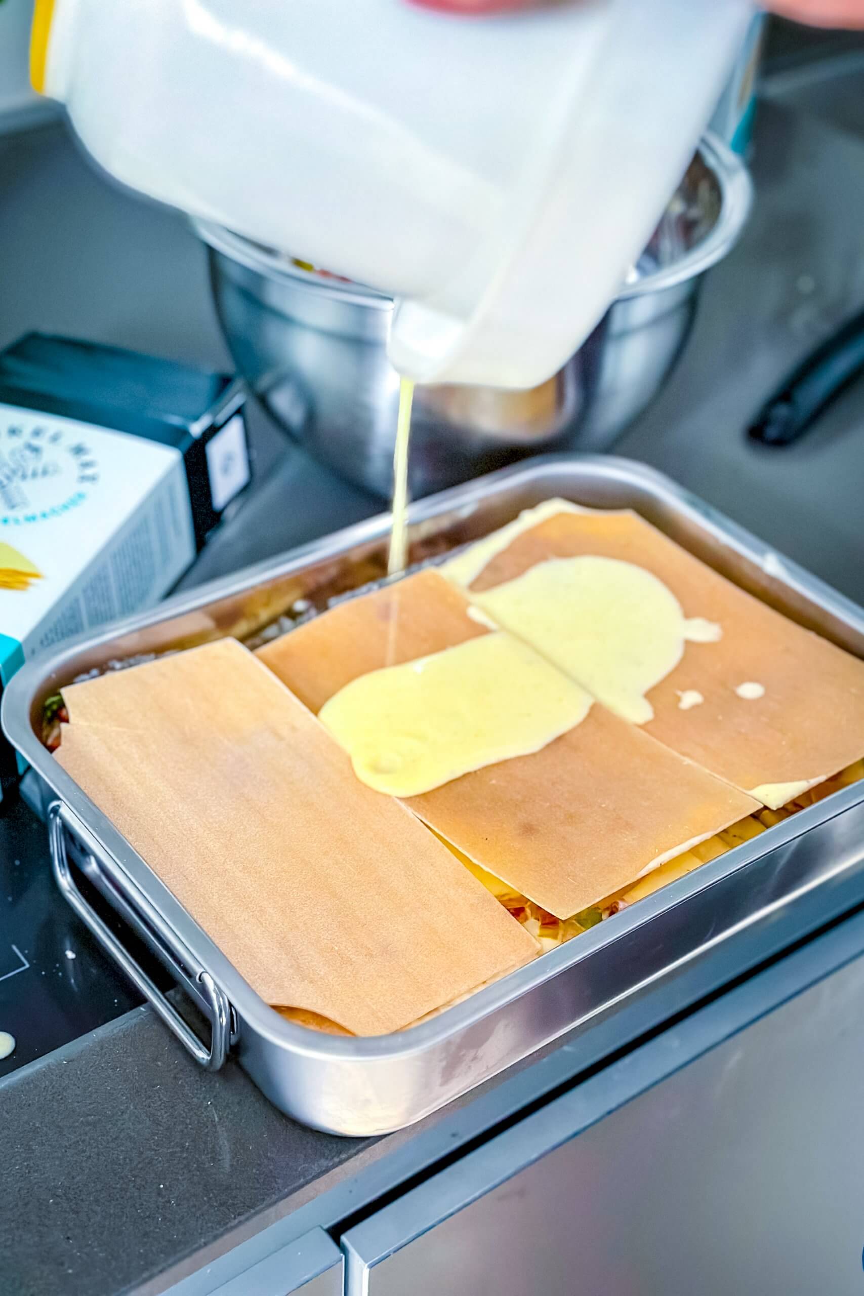 Die Soße macht die Platten schön weich.