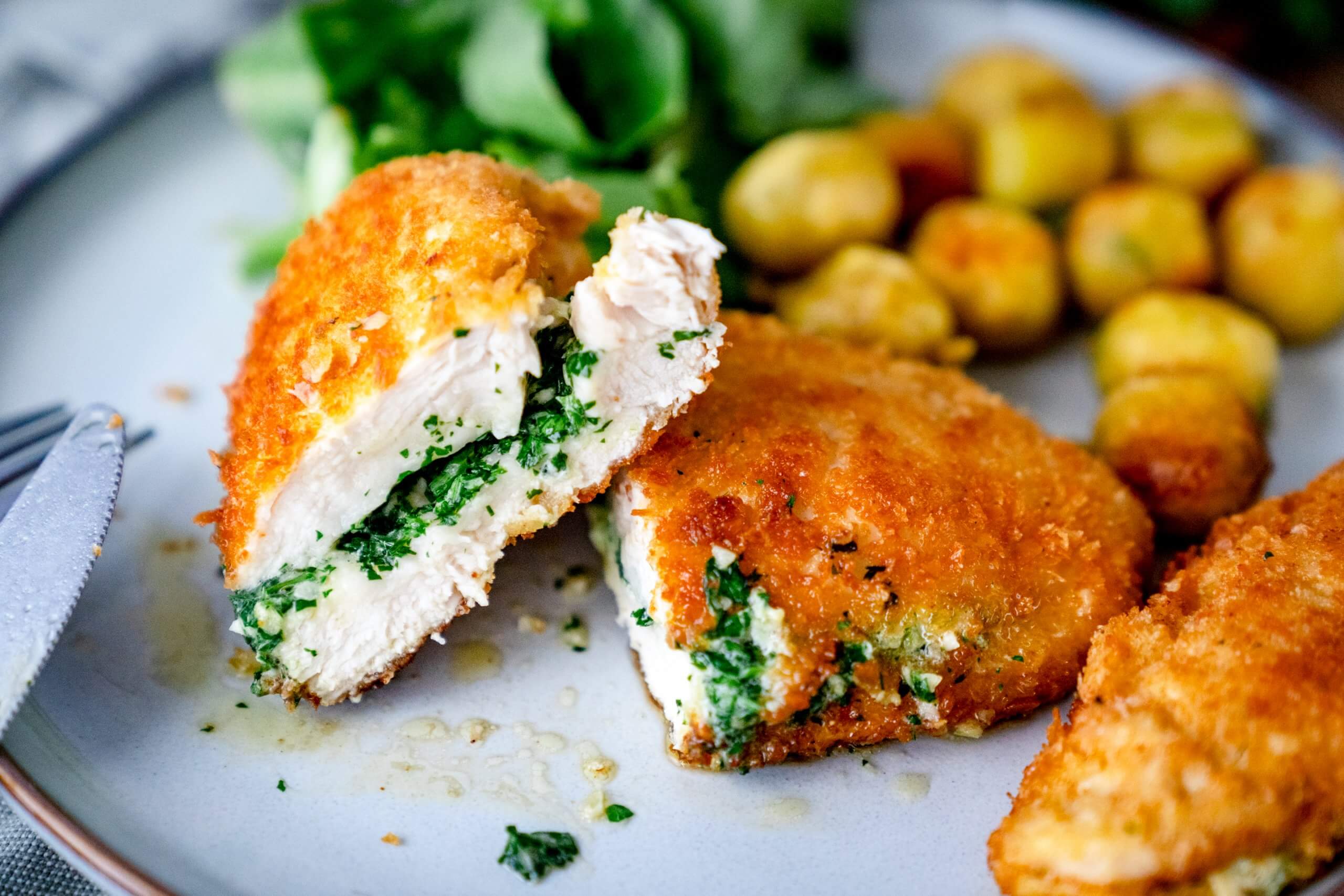 Zum Chicken Kiew gibt es bei uns geröstete Kartoffeln.