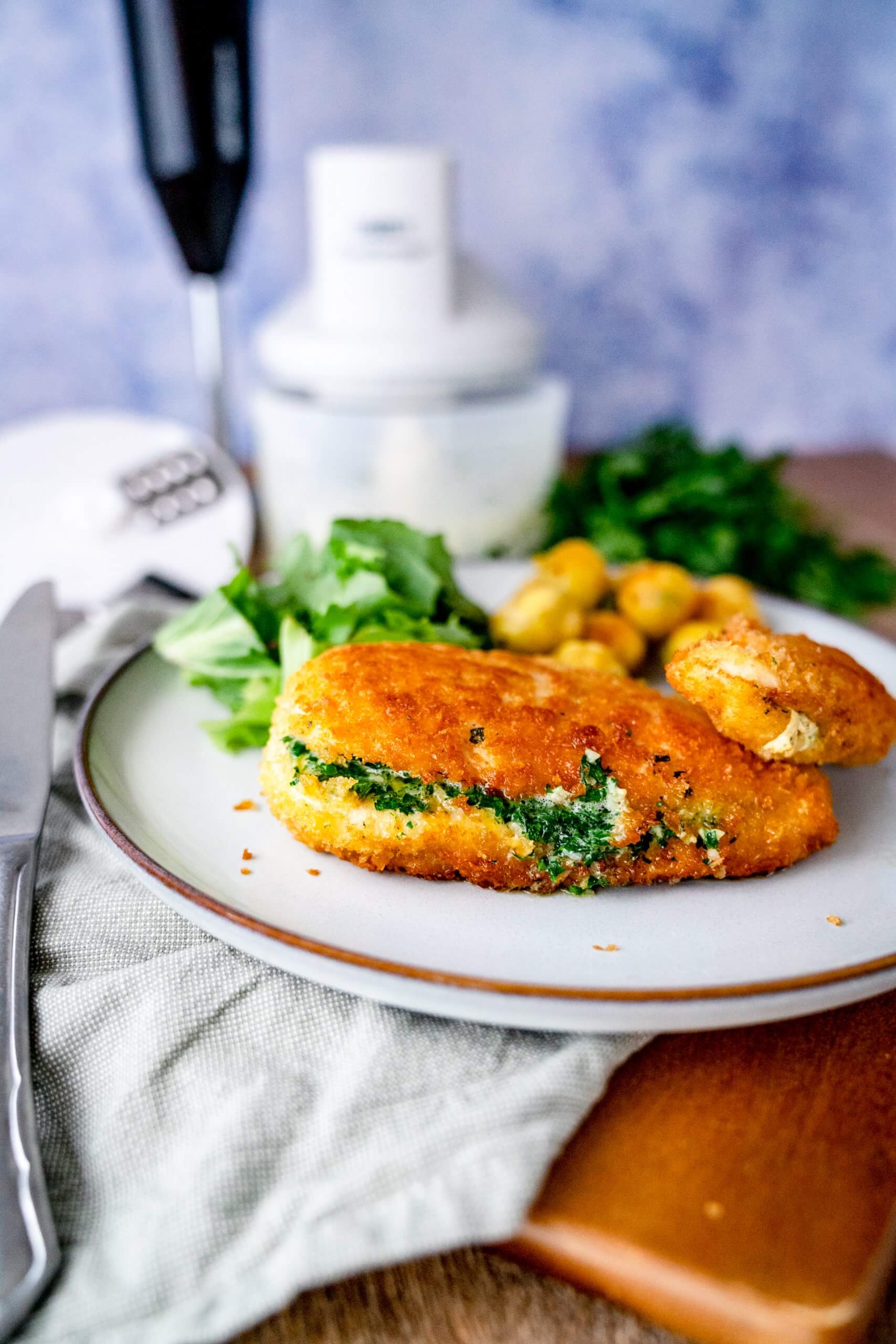 Die Petersile sollte für das Chicken Kiew extra fein gehackt sein.