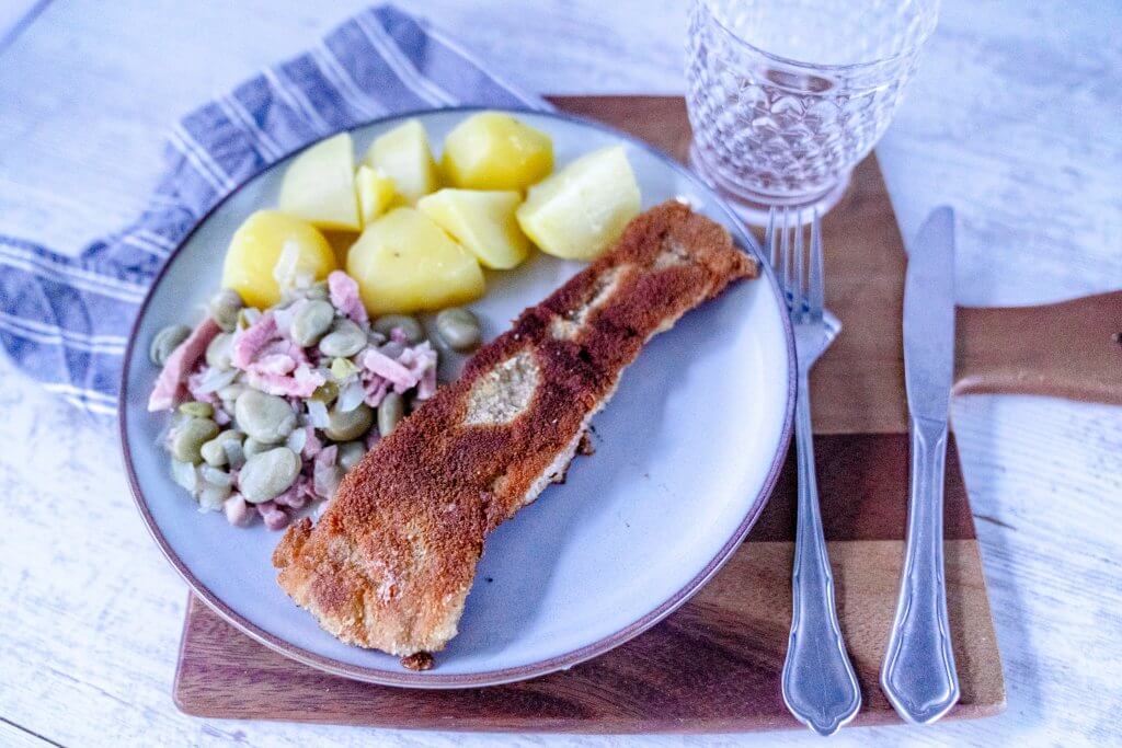 Das falsches Kotelett schmeckt super zu Salzkarotffeln und Salat.
