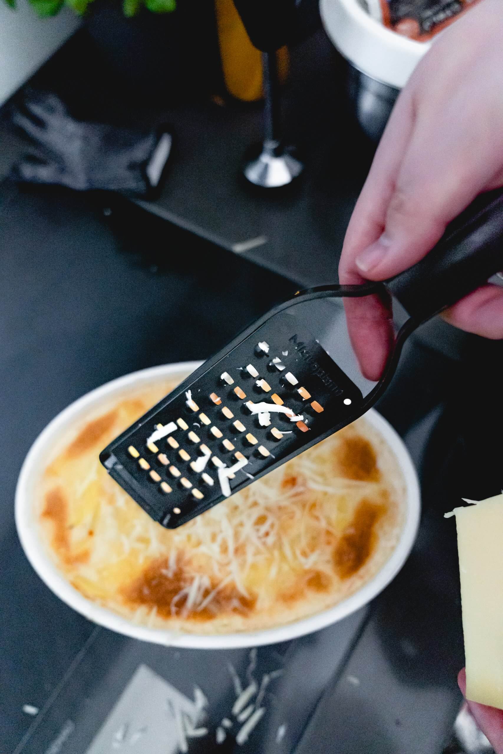Gern auch wenn das Kartoffelgratin aus dem Ofen kommt, noch mal etwas Käse draufgeben.