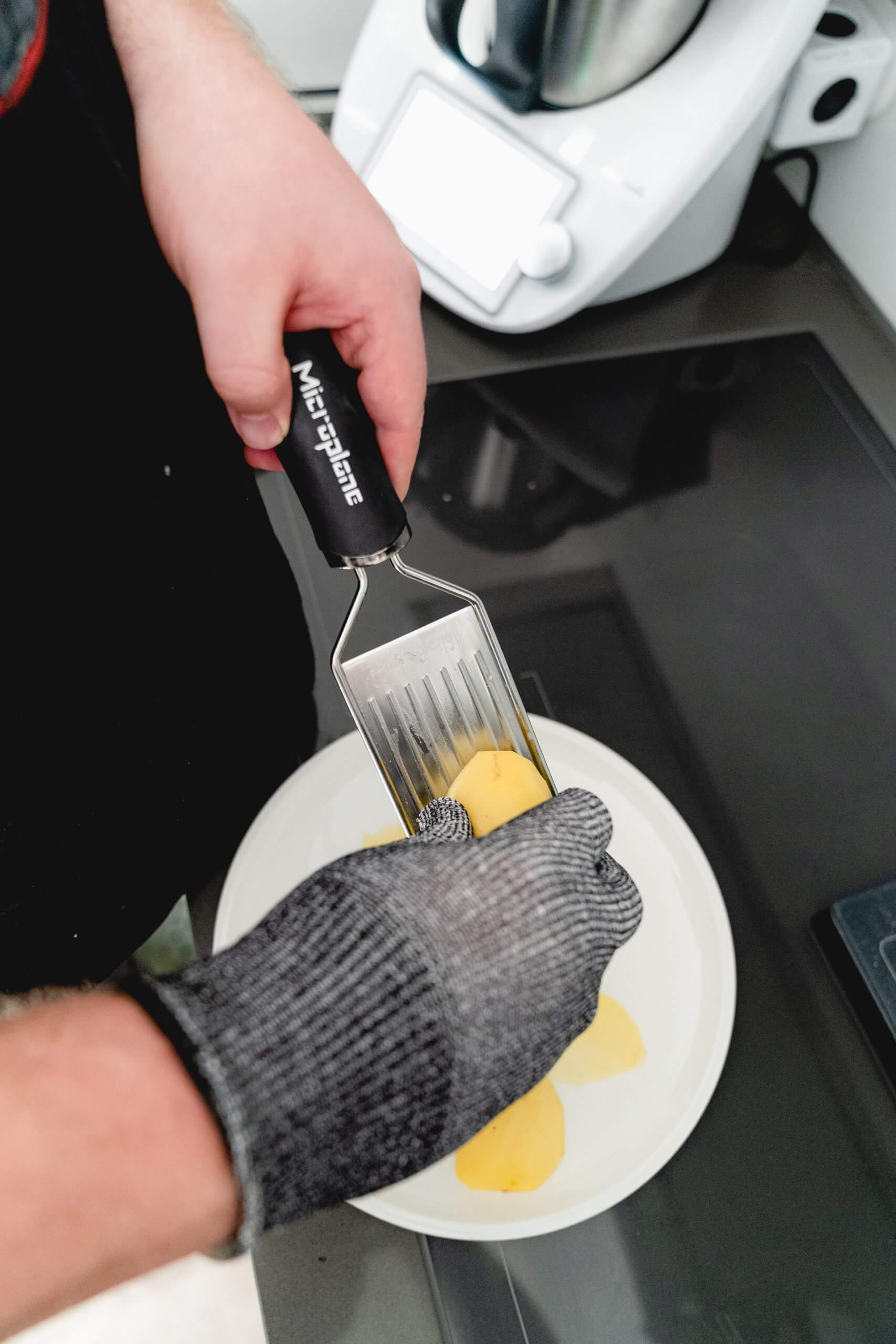 Die Kartoffeln müssen hier vorher nicht gekocht werden, um das gewünschte Ergebnis zu erzielen.