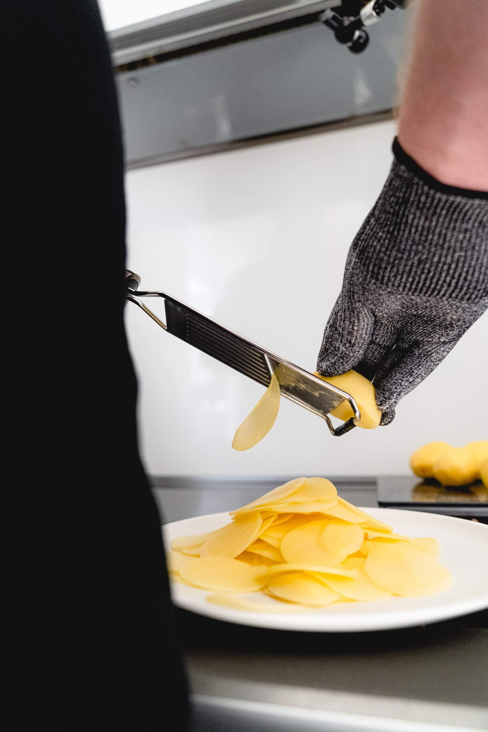Wir benutzen die auch die Reibe von Microplane. Damit werden die Scheiben hauchdünn.