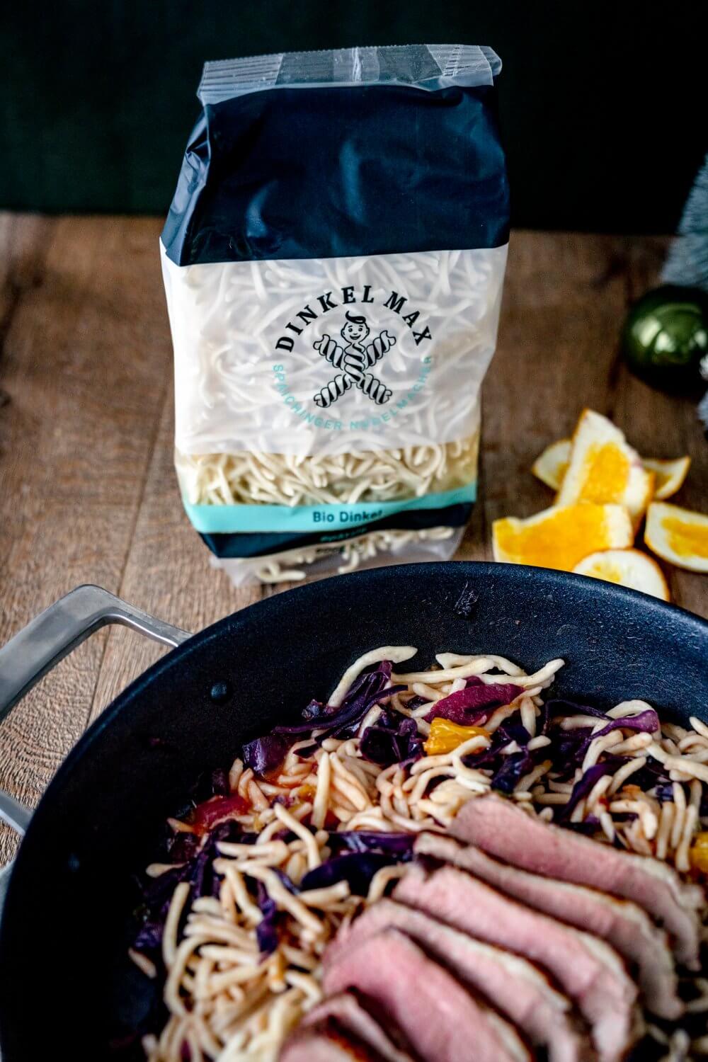 Wir liebe ja die Nudeln von Dinkel Max, daher kommen unsere Spätzle für die Spätzle-Rotkohl-Pfanne auch von ihnen.
