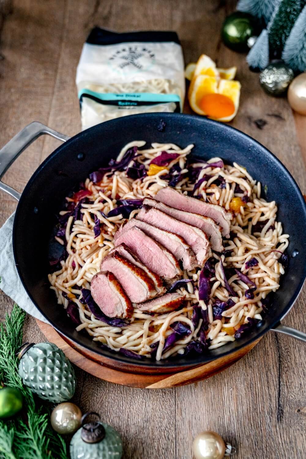 Zu unserer Spätzle-Rotkohl-Pfanne gibt es Entenbrust.