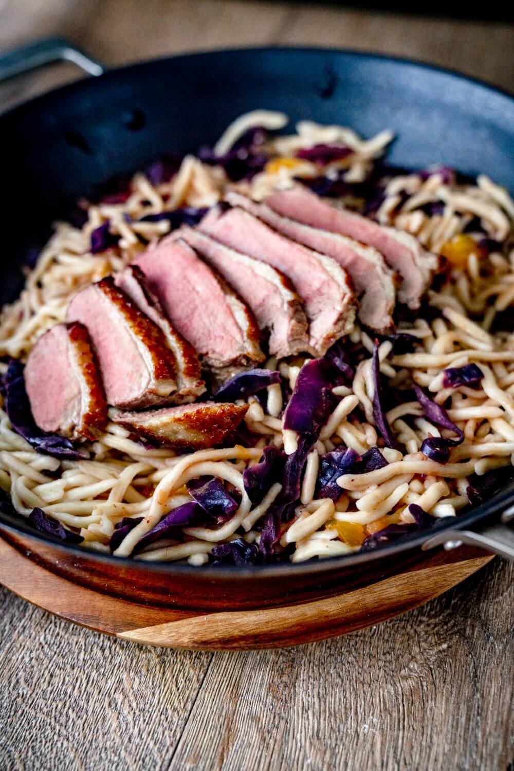 Nicht nur optisch überzeugt die Spätzle-Rotkohl-Pfanne durch ihre Vielseitigkeit.