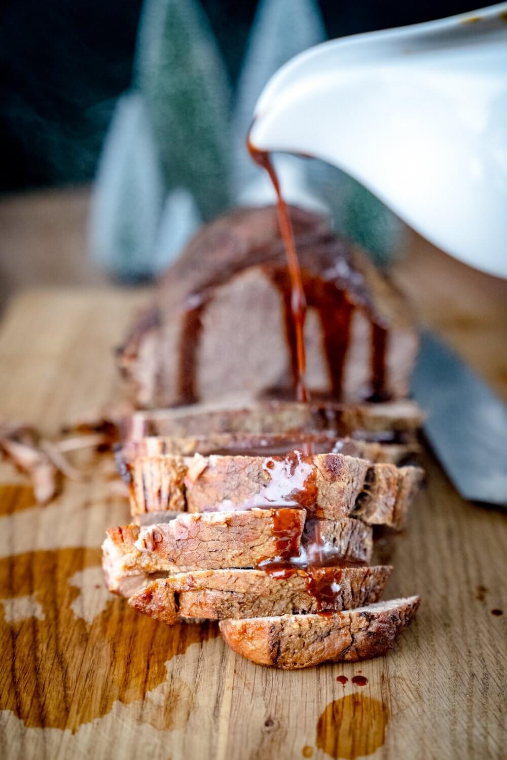Wenn das Rind brüchig ist, dann habt ihr den Weihnachtsbraten perfekt gegart.