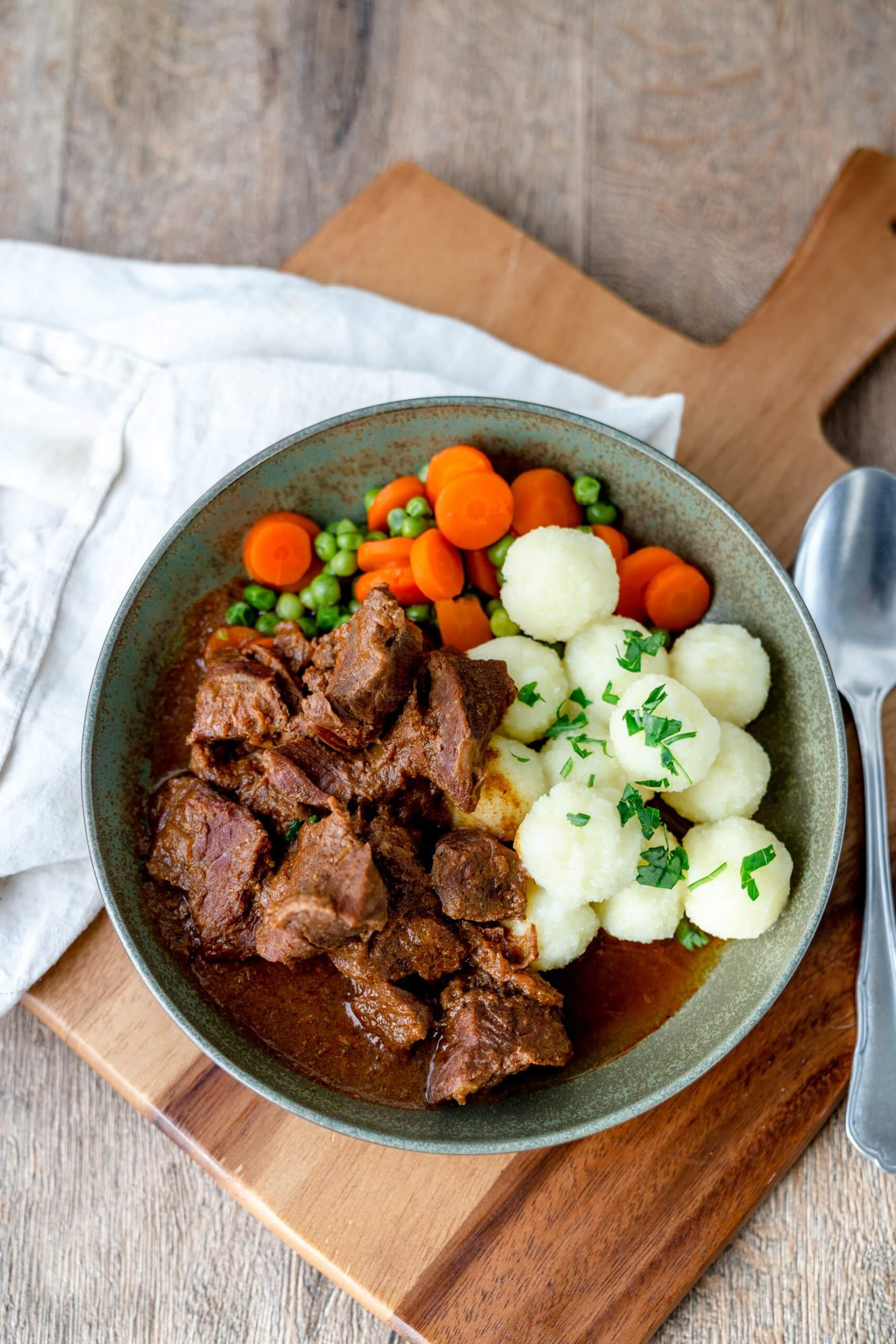 Wir nutzen für Schmorgerichte meistens Rind, so auch für das Wiener Saftgulasch.