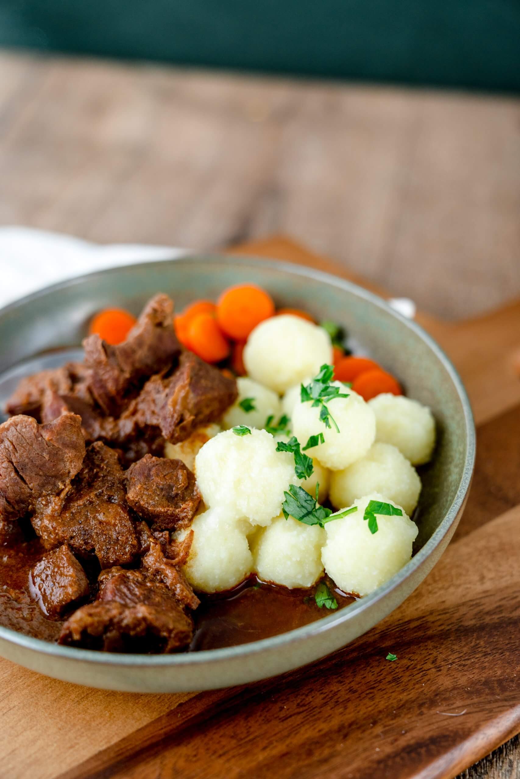 Perfekt zum Wiener Saftgulasch passen jegliche Art von Kartoffelgerichten und gedämpftes Gemüse.