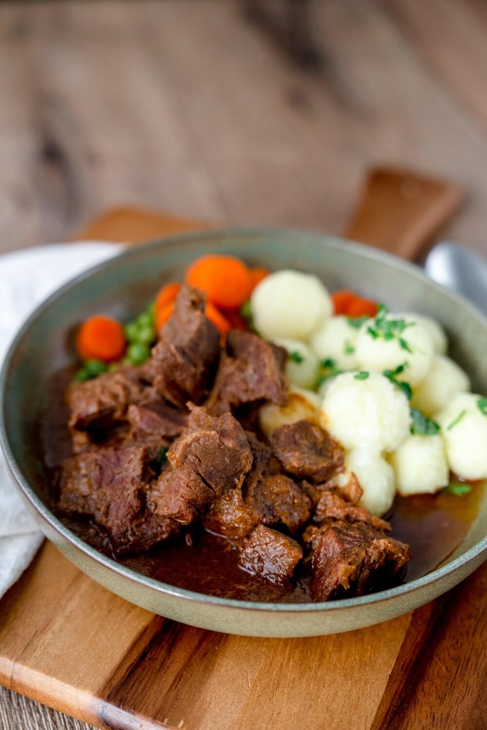 Bei dem Wiener Saftgulasch ist das Fleisch richtig schon zart.