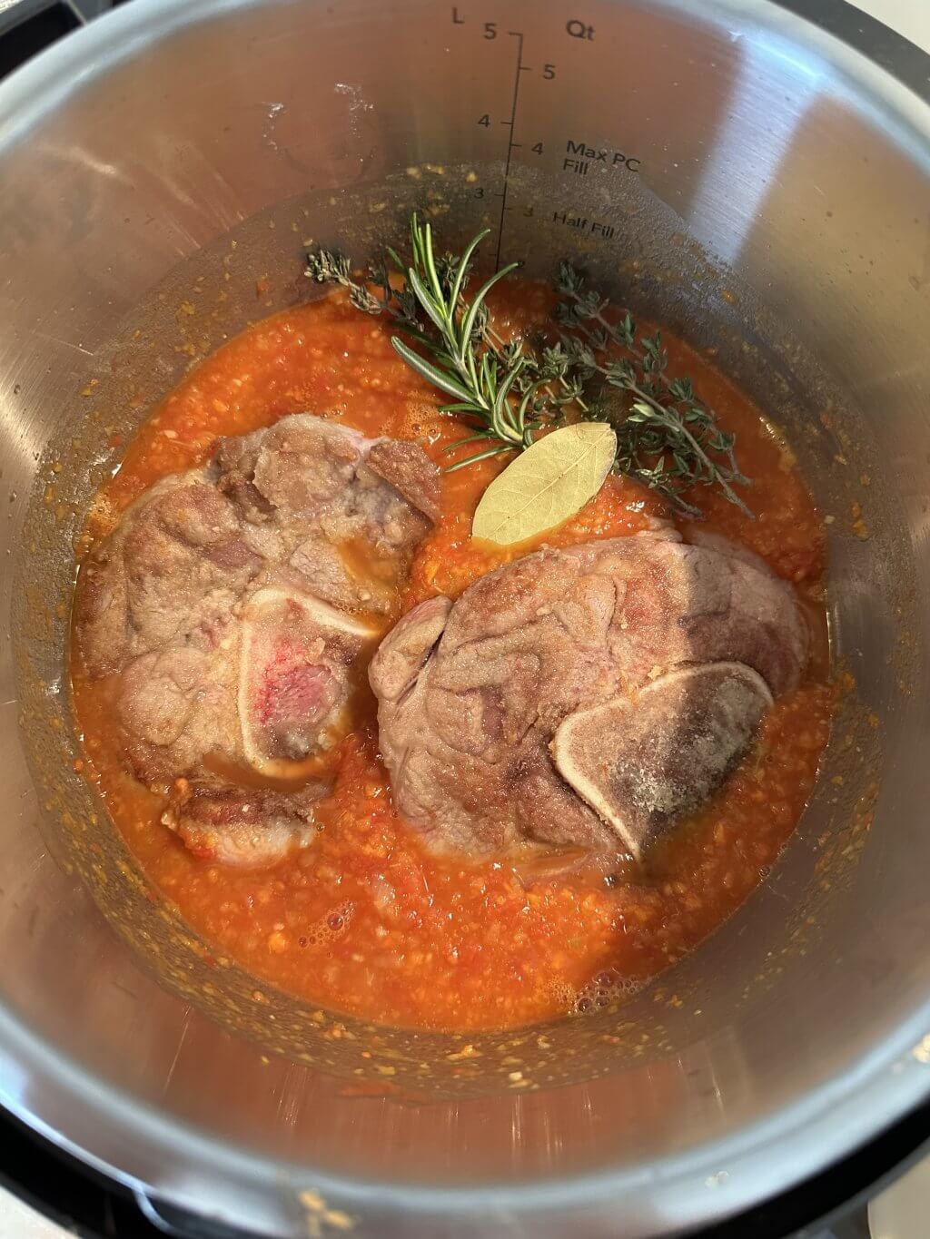 Das Fleisch für das Ossobucco wird direkt in unserem Wundertöpfchen gebraten.