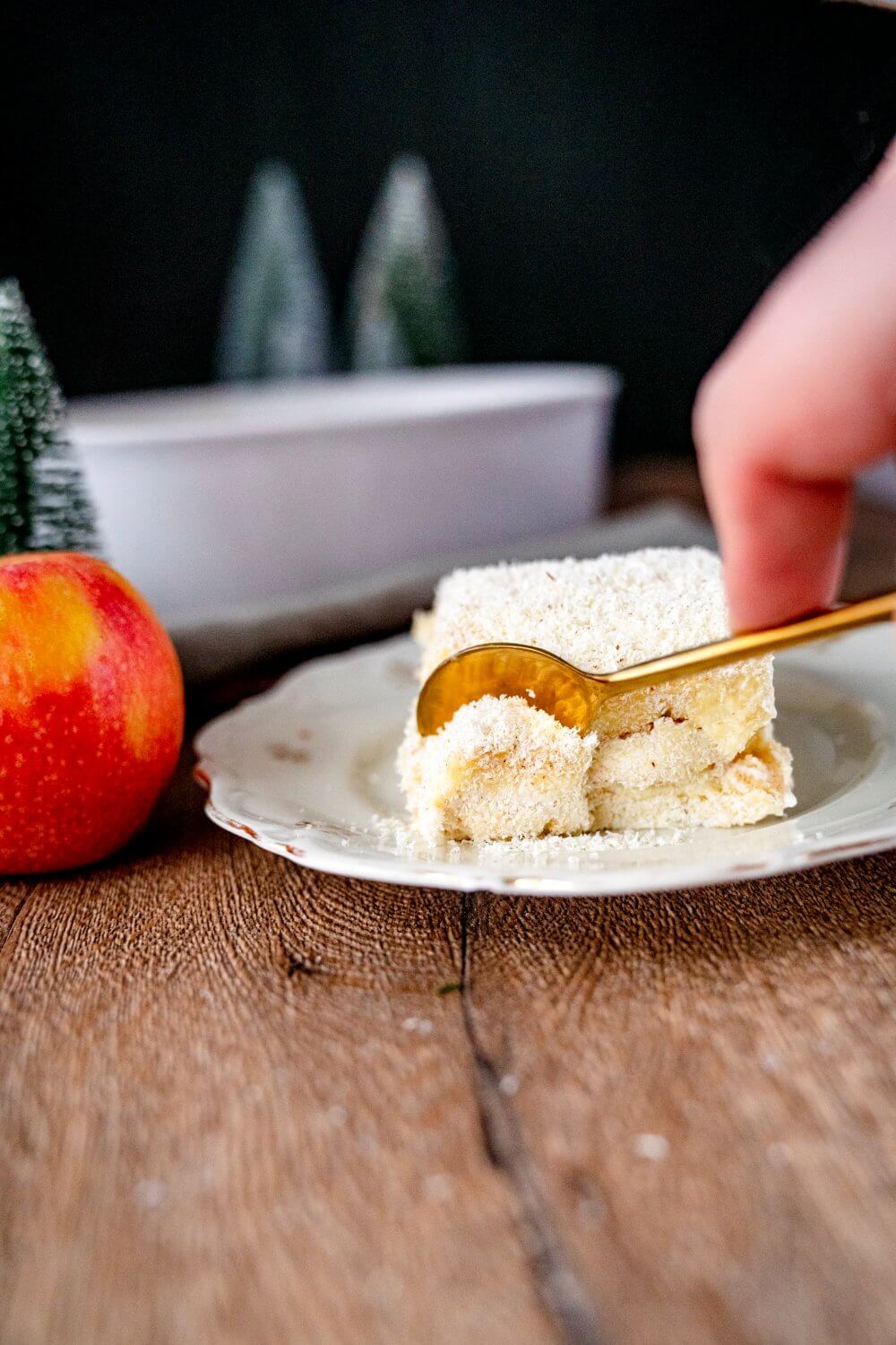 Wir runden unser Apfeltiramisu mit weißer Schokolade ab.
