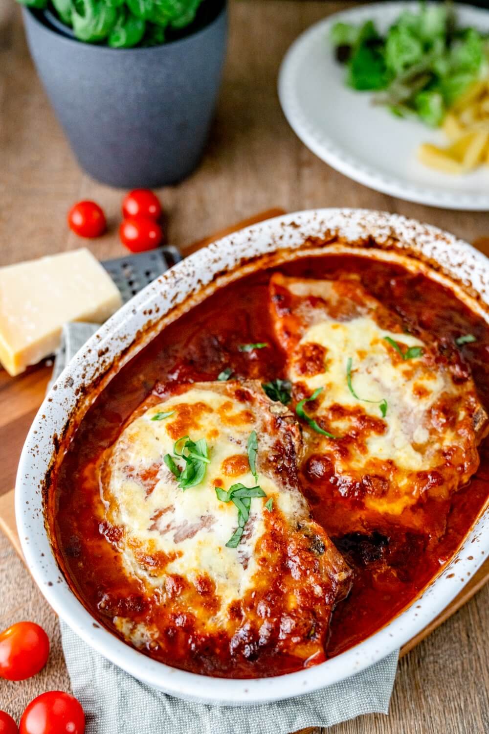 Die italienischen Koteletts garen in einer feinen Tomatensoße.