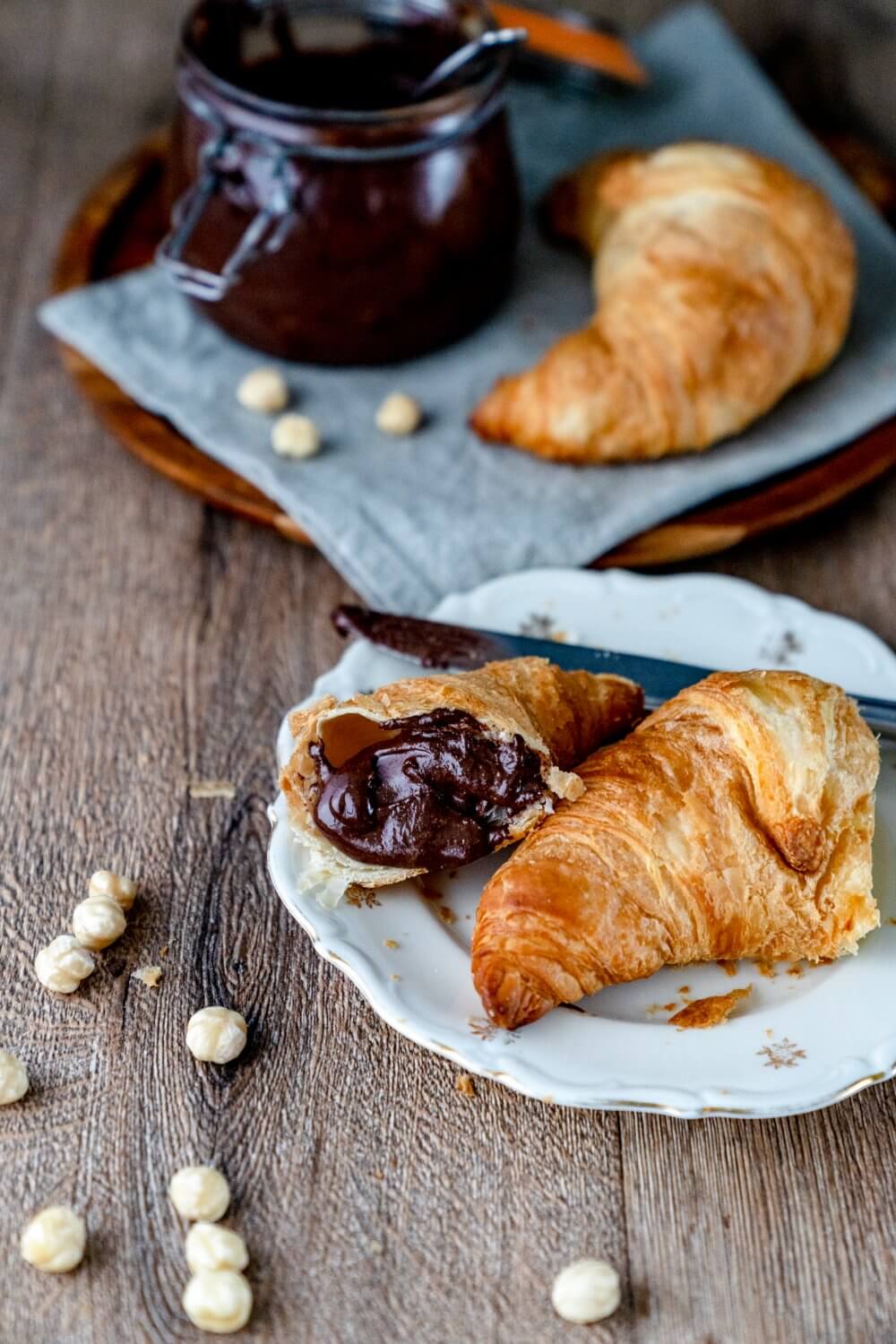 Wir nutzen unsere Nuss-Nougat-Creme oft als Aufstrich für Croissants, so hat man ganz einfach ein Schoko-Croissant.