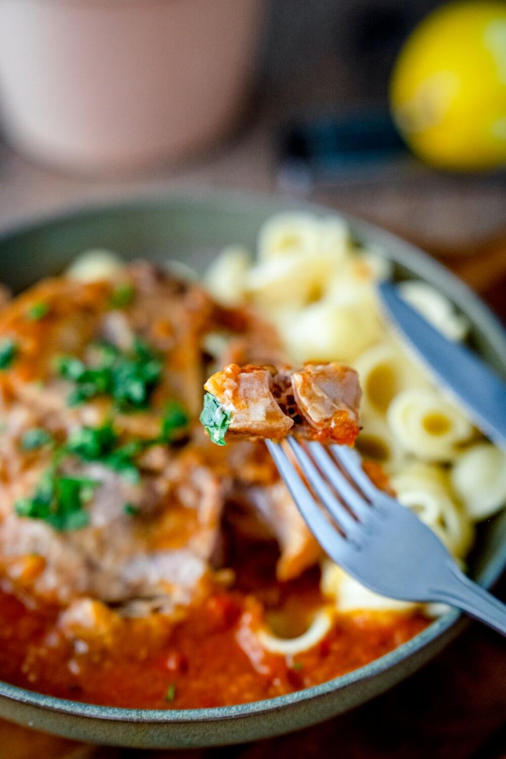 Vom Topf auf die gabel in den Mund. Das Ossobucco zerfließt regelrecht.