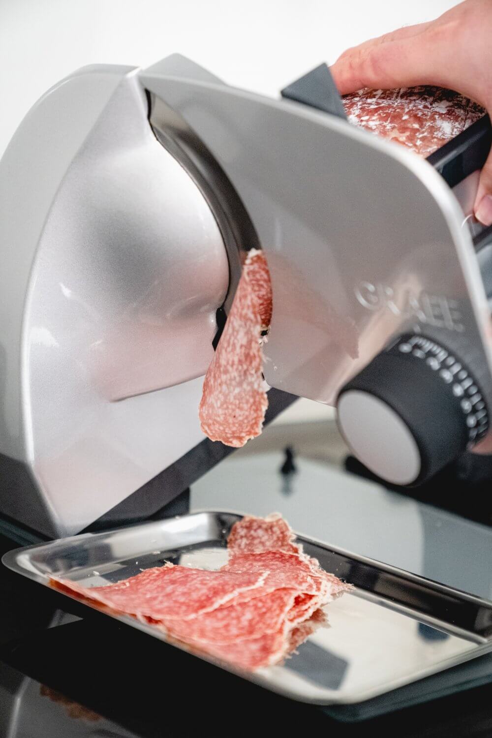 Wir empfehlen die Wurst sehr dunn zu schneiden.