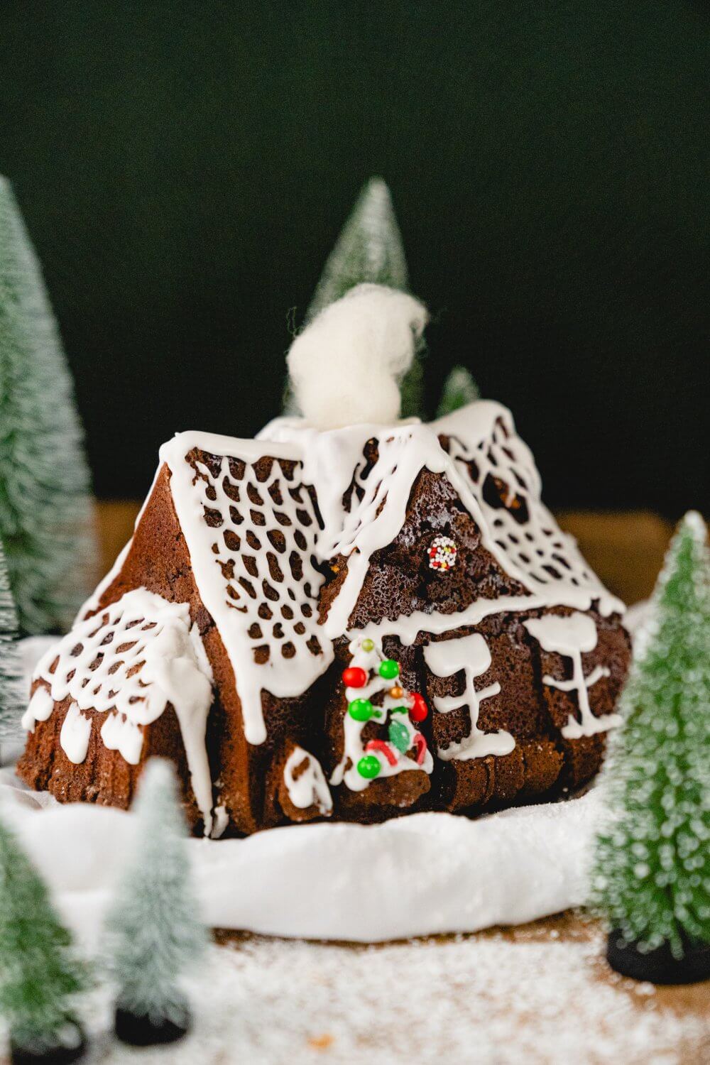 Wer braucht schon ein Lebkuchenhaus, wenn er eines aus Schokoladen-Gugelhupf haben kann?