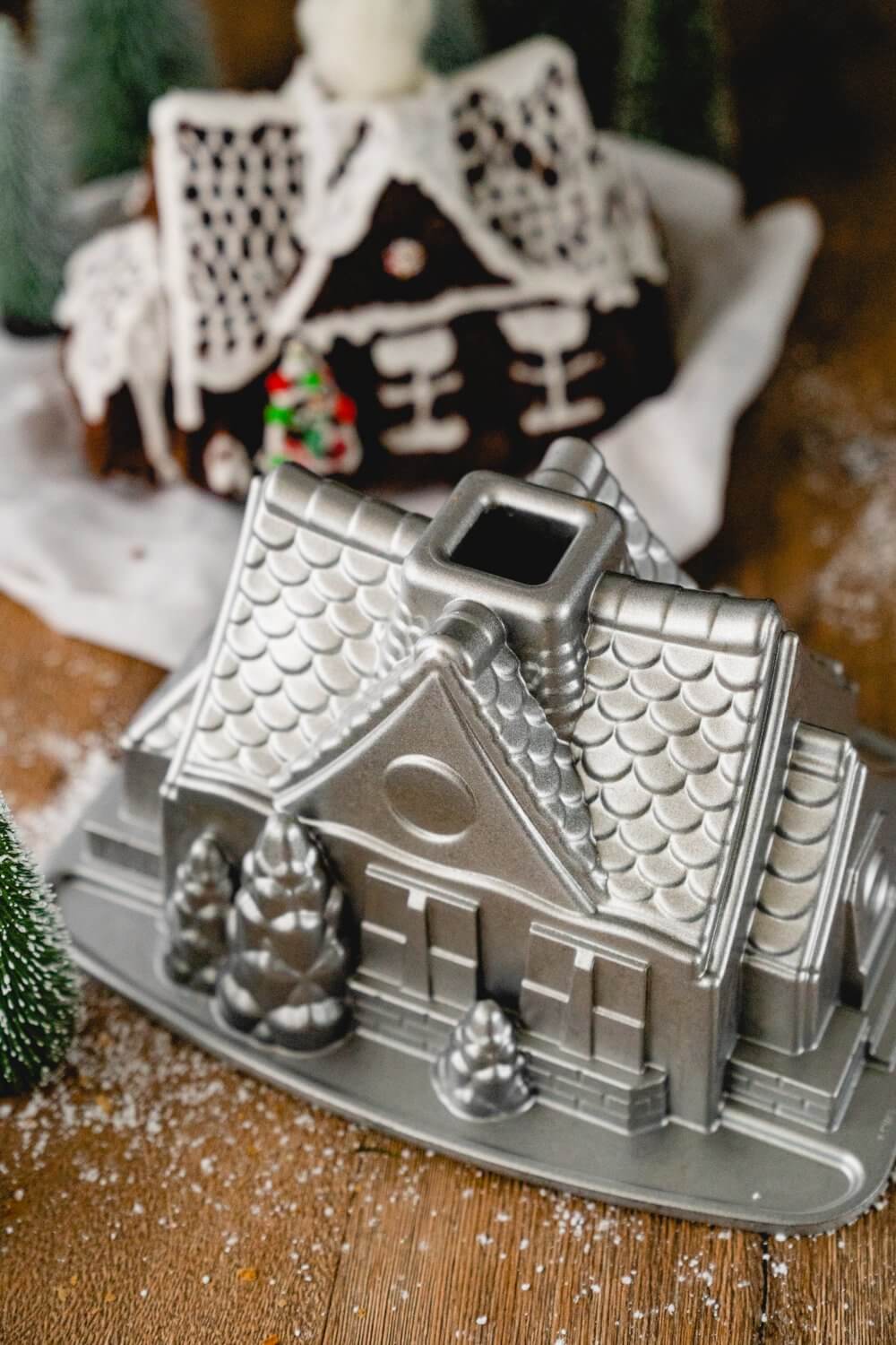 Das kleine Kuchenhaus stammt von Nordic Ware.