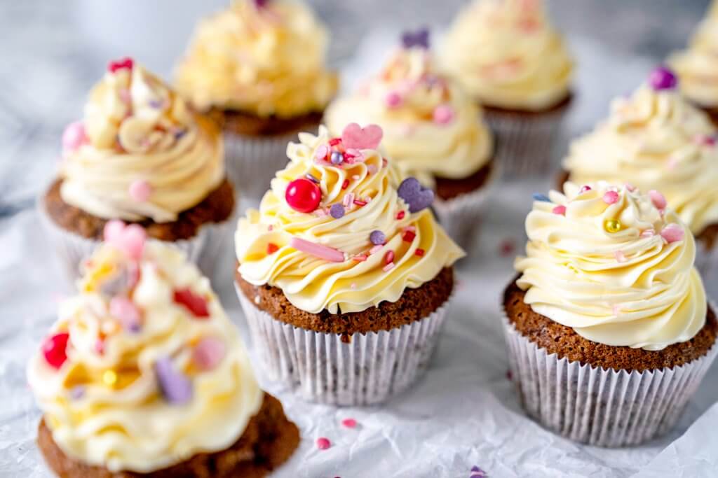 Cupcakes heißen übrigens Cupcakes, wegen der Cremehaube. Ansonsten sind es Muffins.