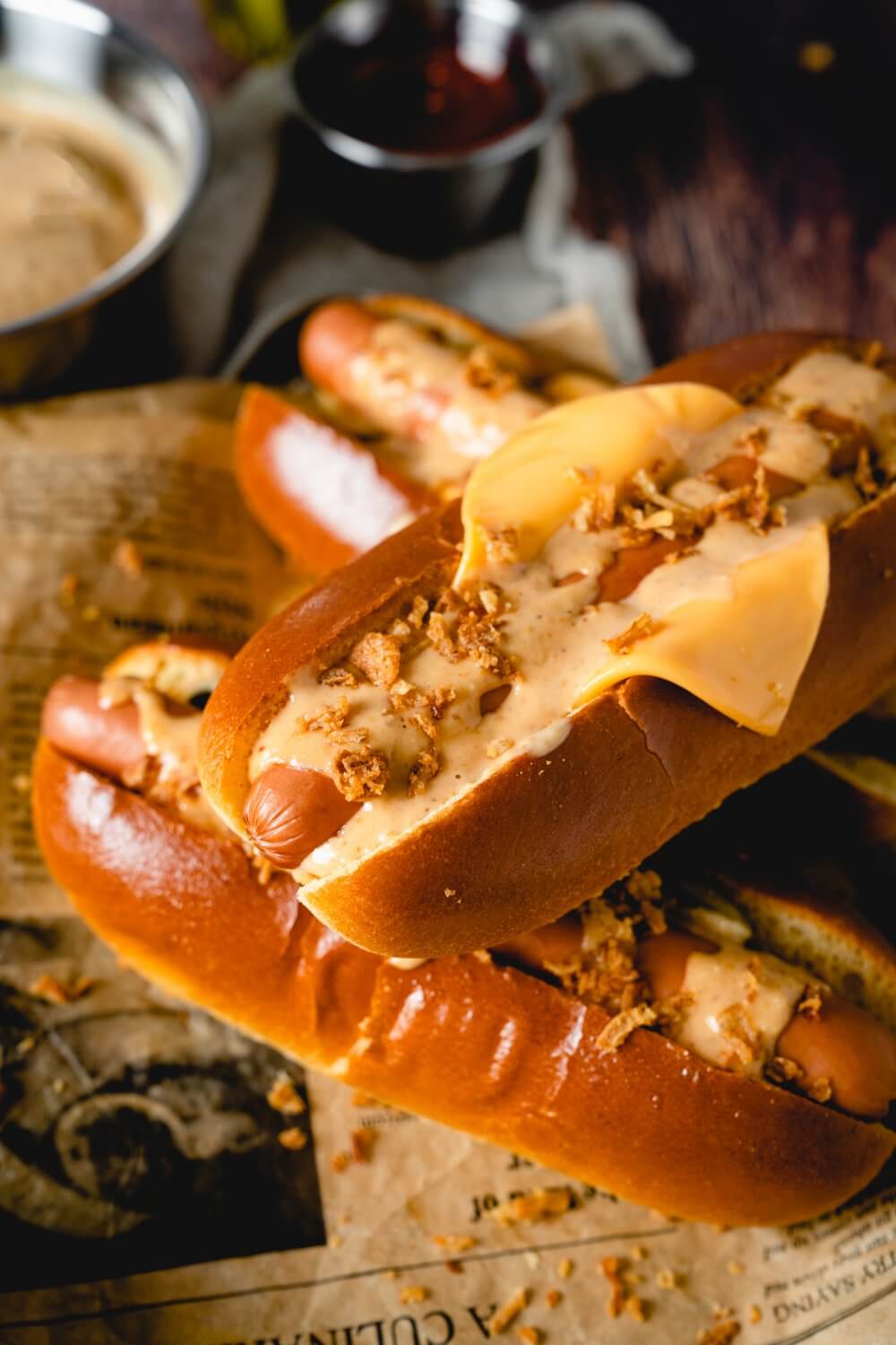Die Hot Dog Sauce gehört genauso sehr zu dieser Wurst, wie das Brötchen und die Röstzwiebeln.