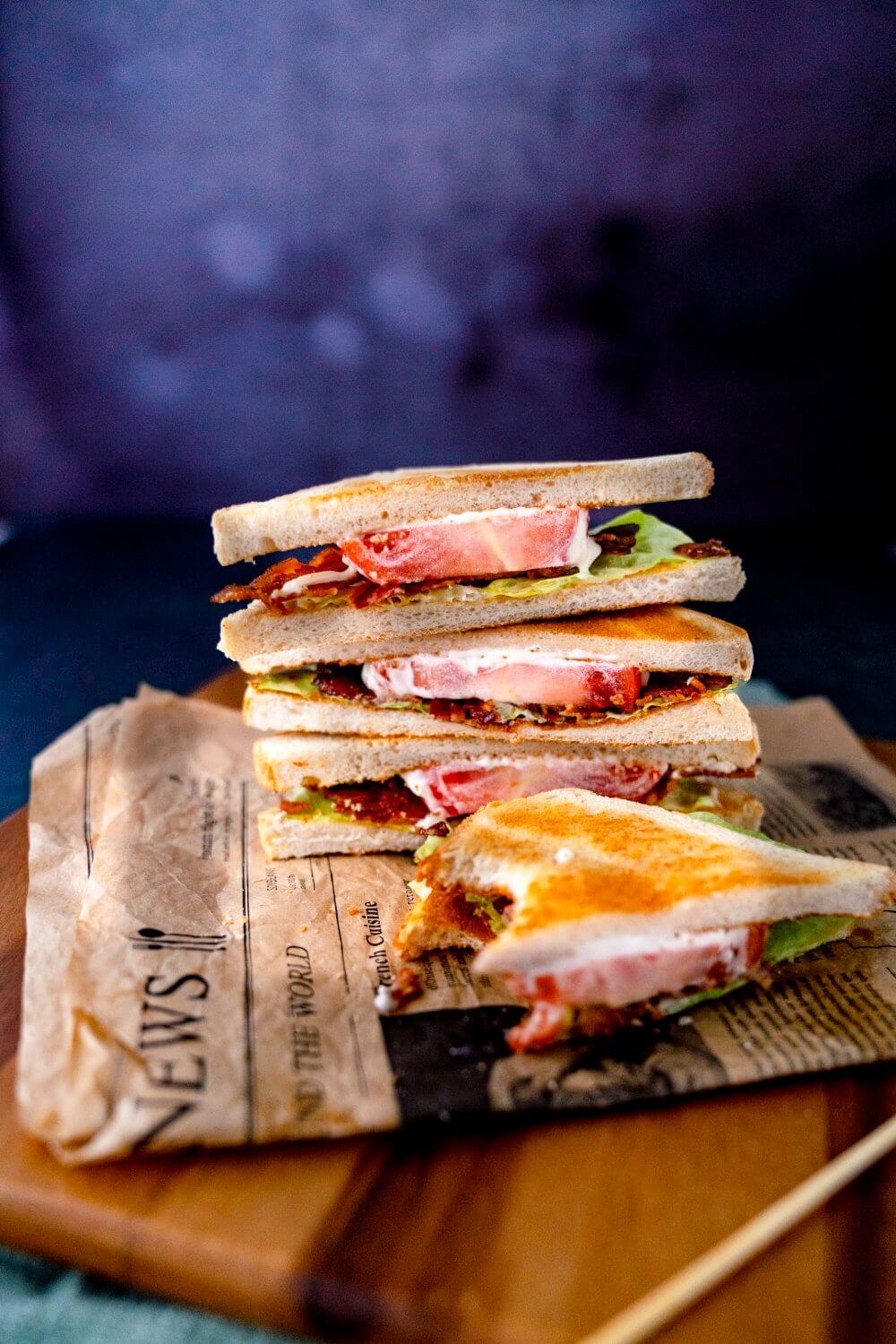 Ein BLT Sandwich, so wie es sich gehört: Bacon, Tomate und Salat.