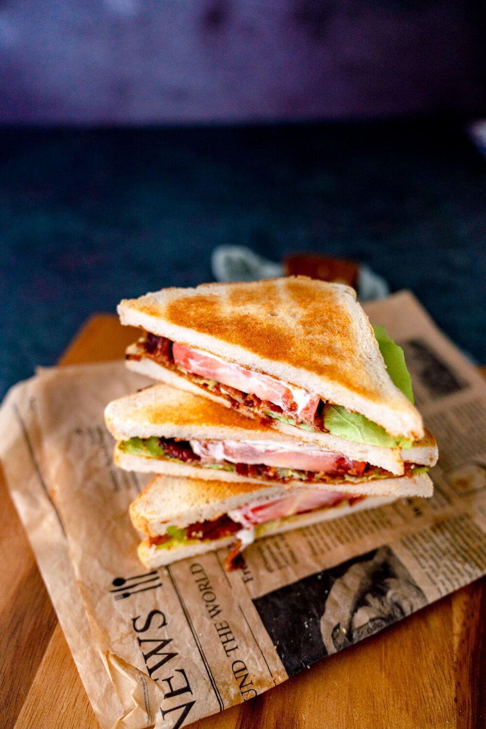 Wir nutzen Mayonnaise bei unserem BLT Sandwich, aber andere Soßen gehen auch.