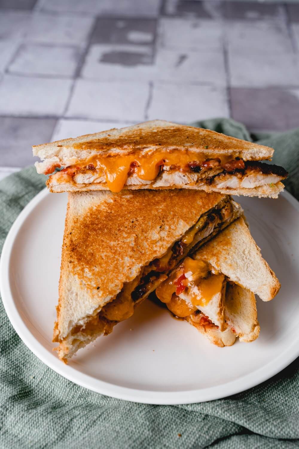 Das Chicken Sandwich verdankt seinen besonderen Geschmack der Käsesoße.