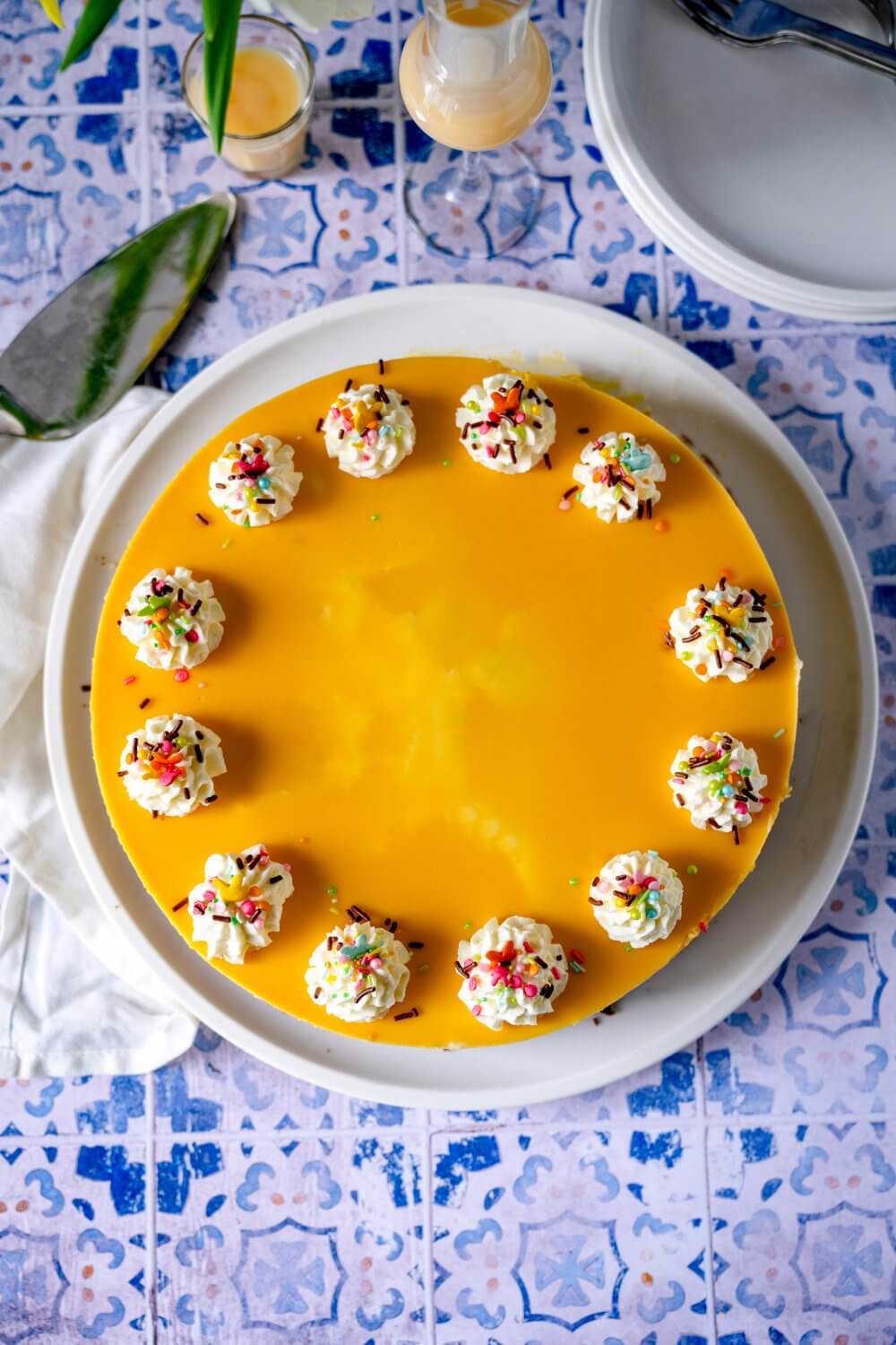 Ein paar Streusel verleihen der Eierlikörtorte einen fühlingshaften Look.