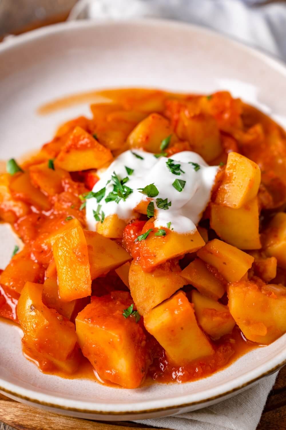 Das Kartoffelgulasch ist nicht schwer zu machen, schmeckt aber sehr gut.