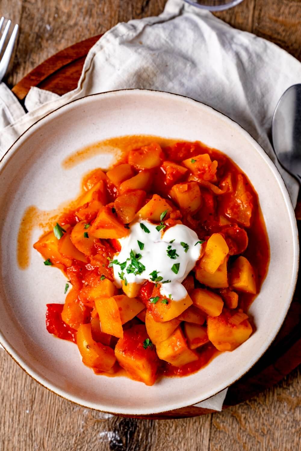 Ihr wollt Gulasch ohne Fleisch, dann probiert unser Kartoffelgulasch.
