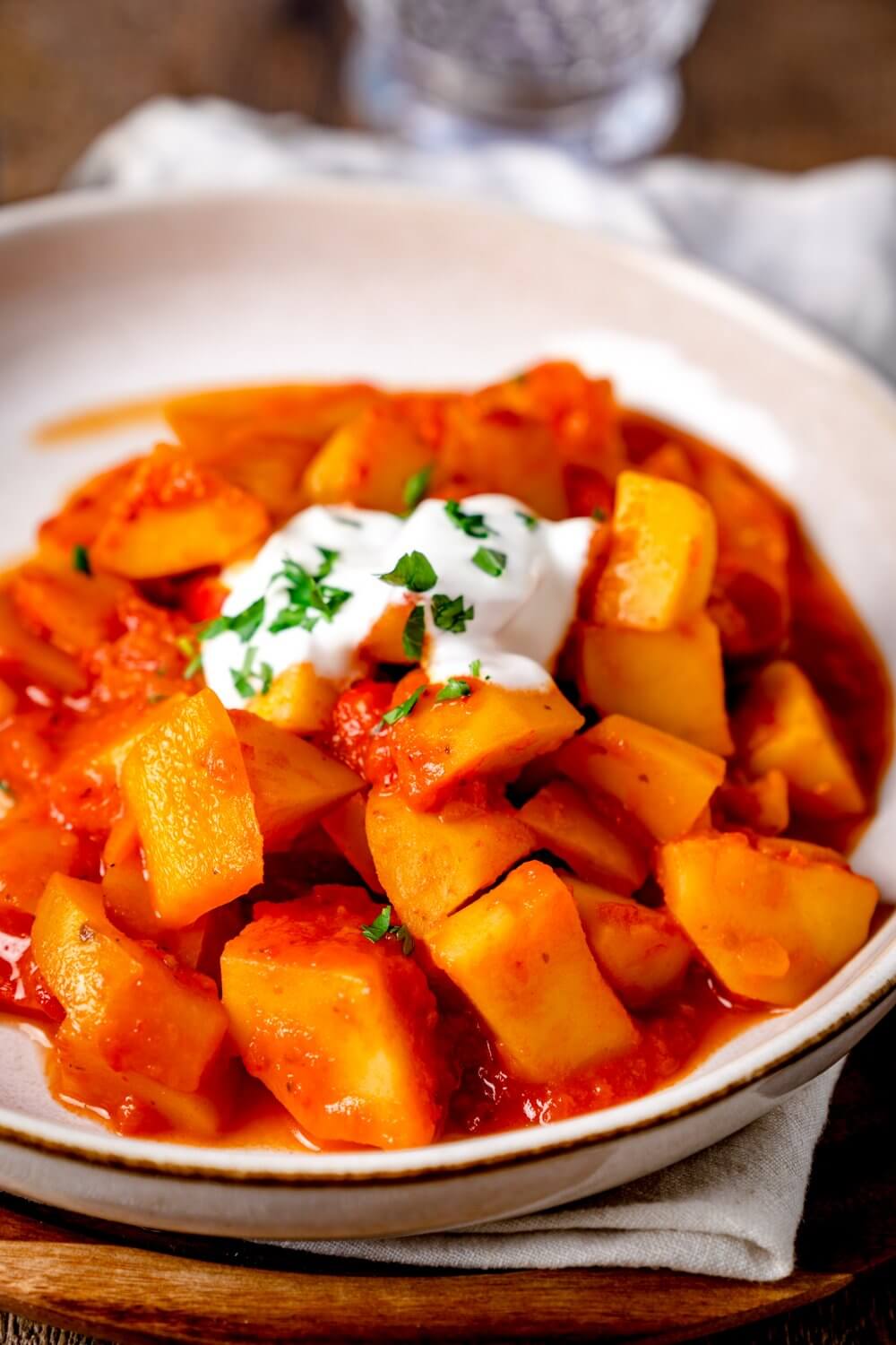 Dieses leckere Kartoffelgulasch wärmt magen und Seele.