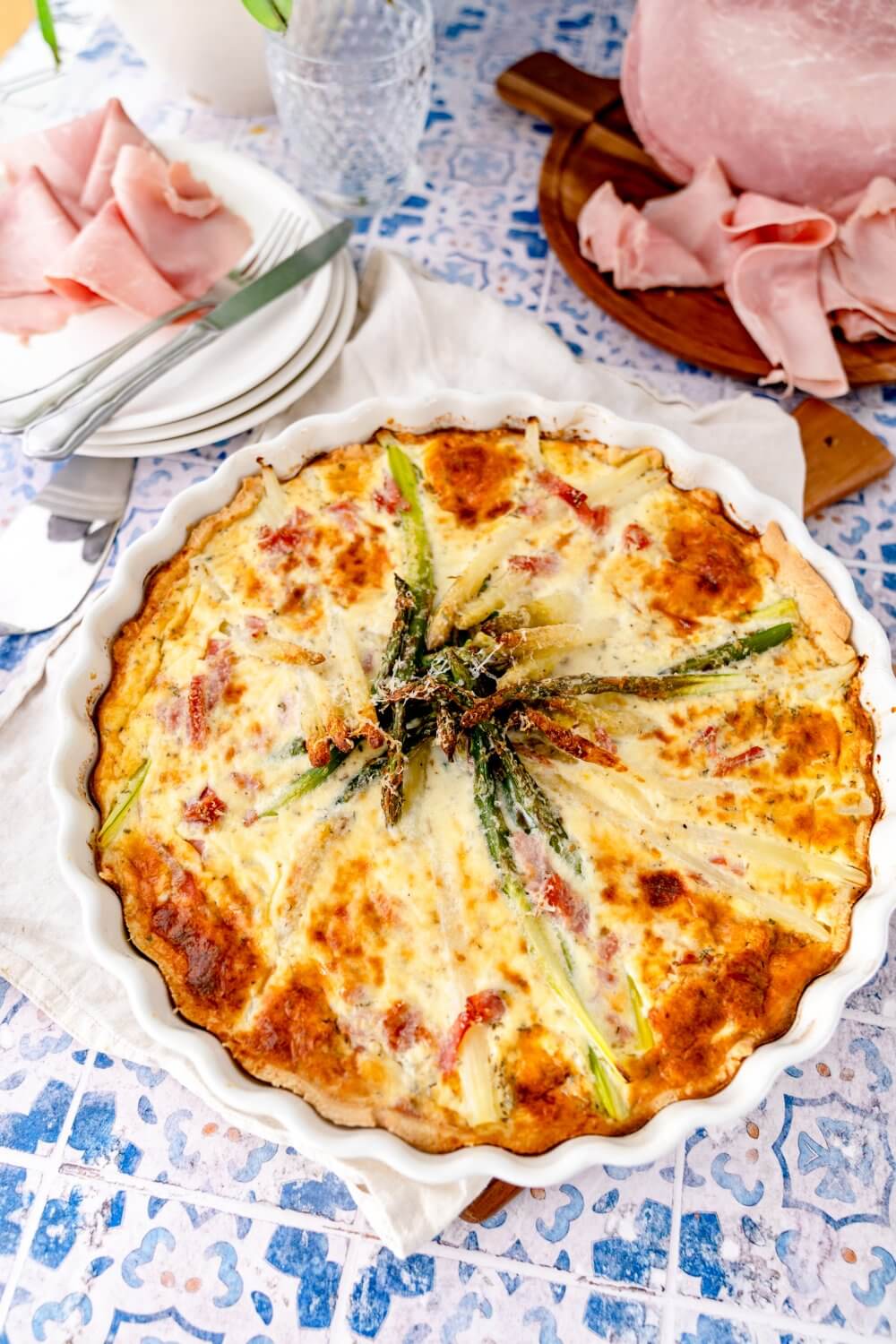 Spargel-Quiche ist im Frühjahr ein Muss.