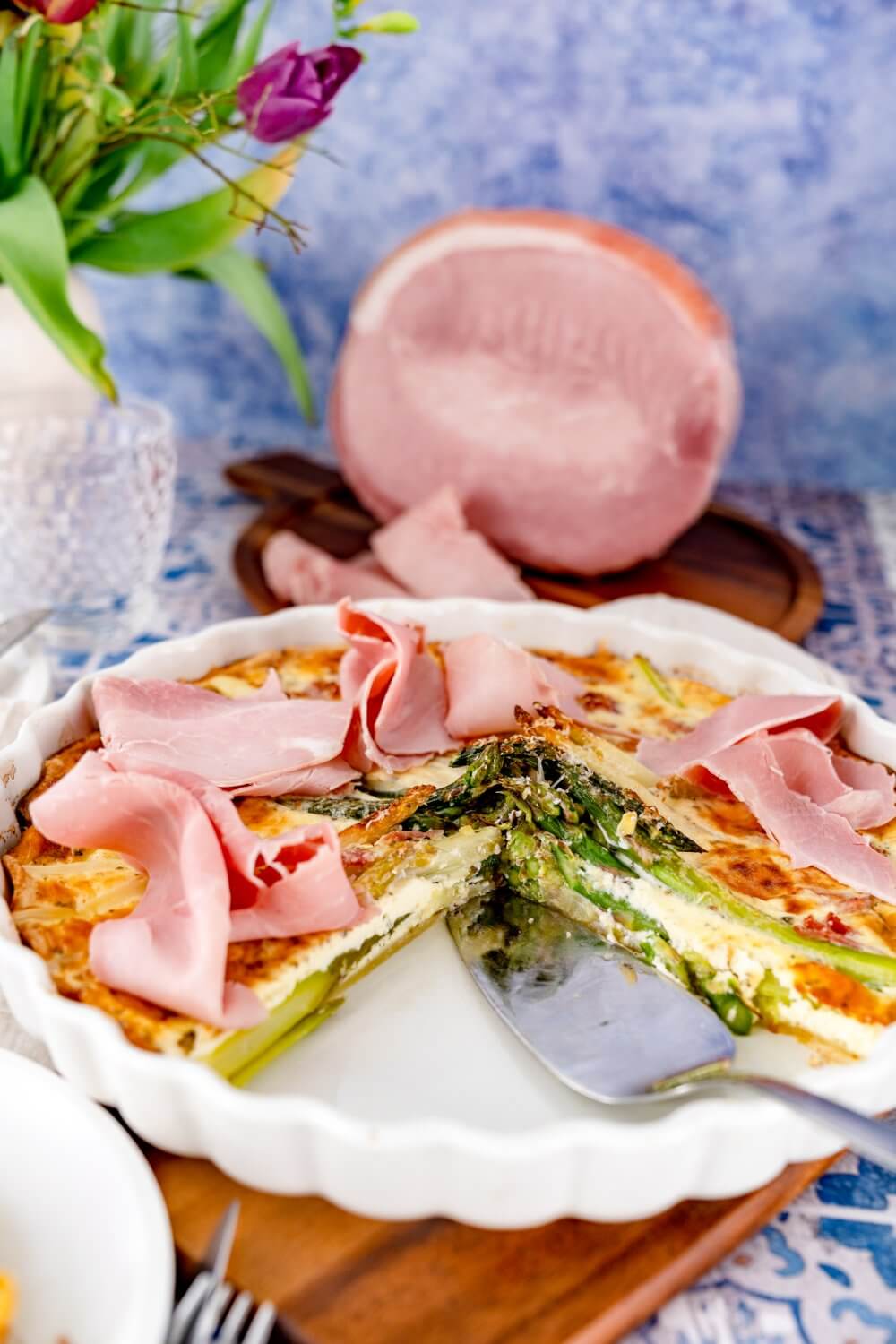 Frischer Schinken passt wunderbar zur Spargel-Quiche.