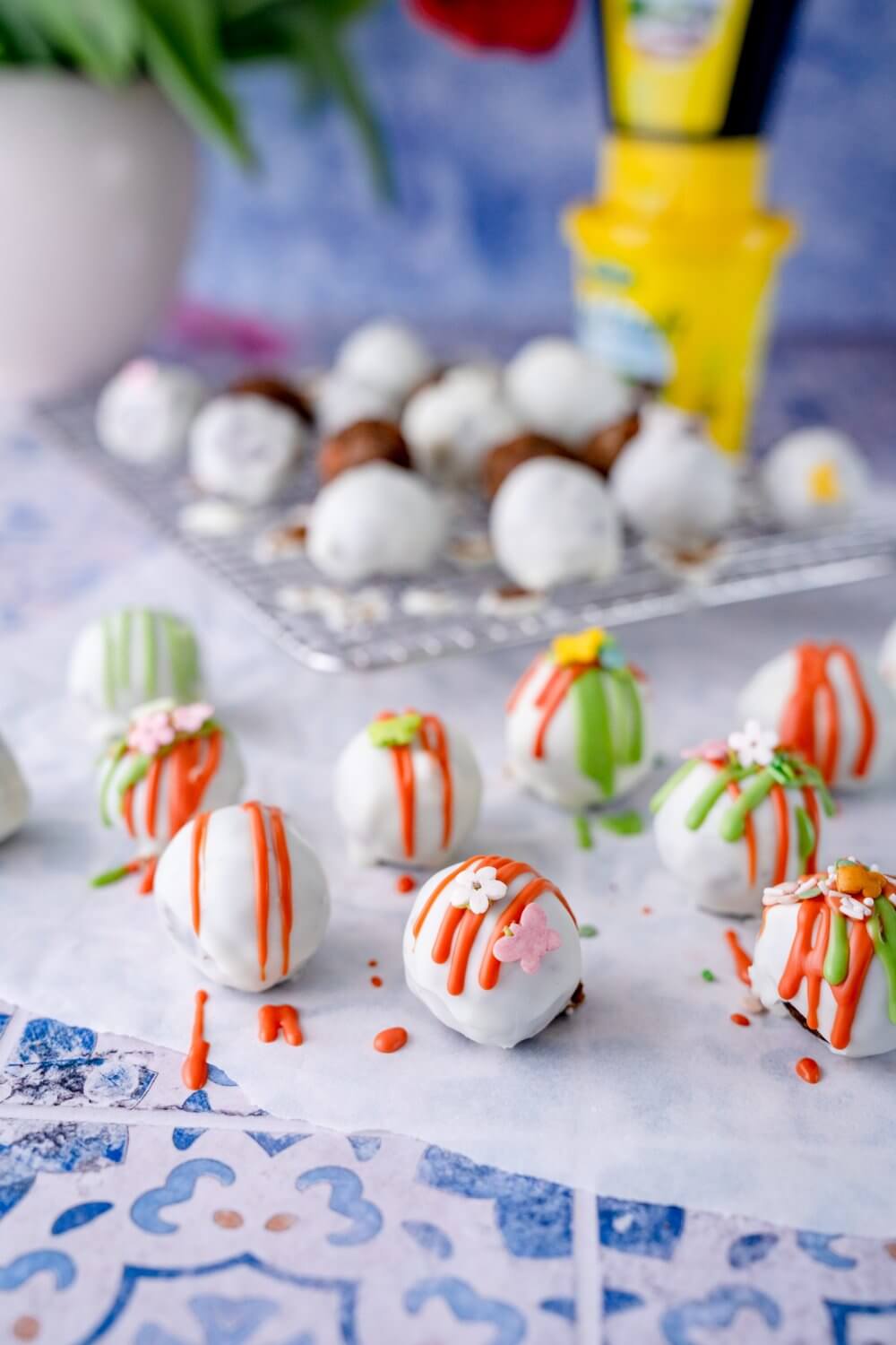 Natürlich könnt ihr eure Carrot Cake Pralinen auch anders verzieren.