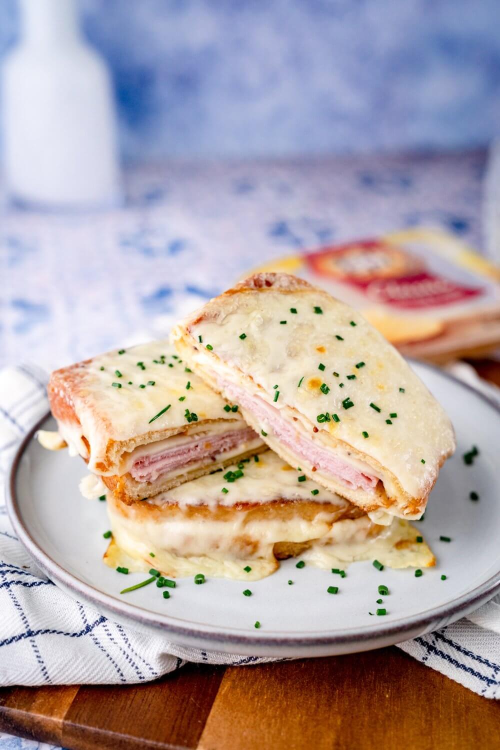 Für uns müssen auf das Croque Monsieur immer noch ein paar frische Kräuter.