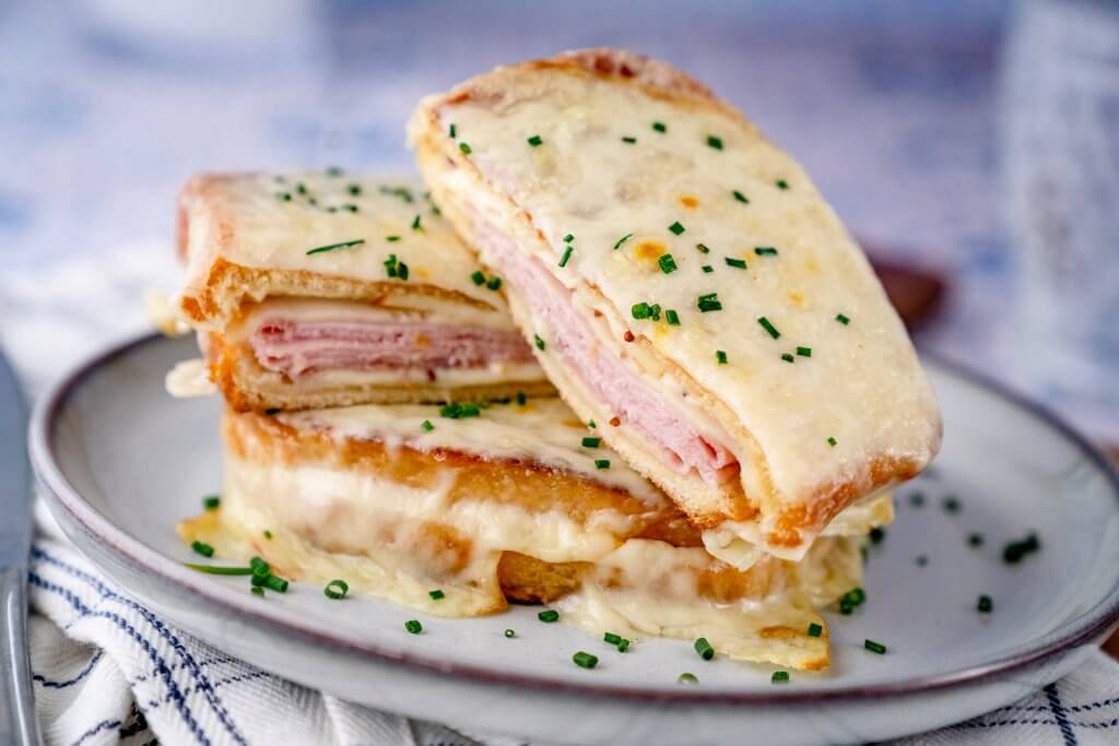 Croque Monsieur ist eine französische Version eines Schinken-Käse-Sandwichs.