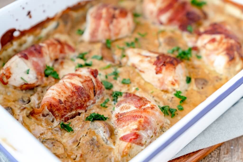 Die Soße verleiht dem Hähnchen in Frischkäsesauce eine tolle Cremigkeit.