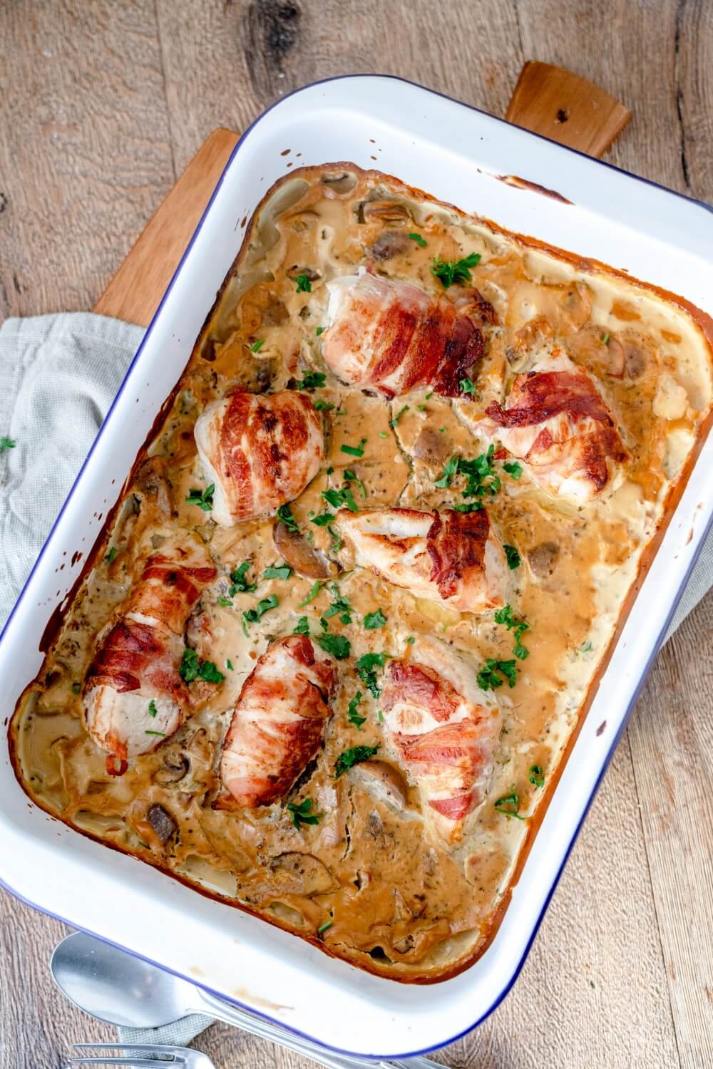 Hähnchen in Frischkäsesauce ist ein super leckeres Ofengericht.