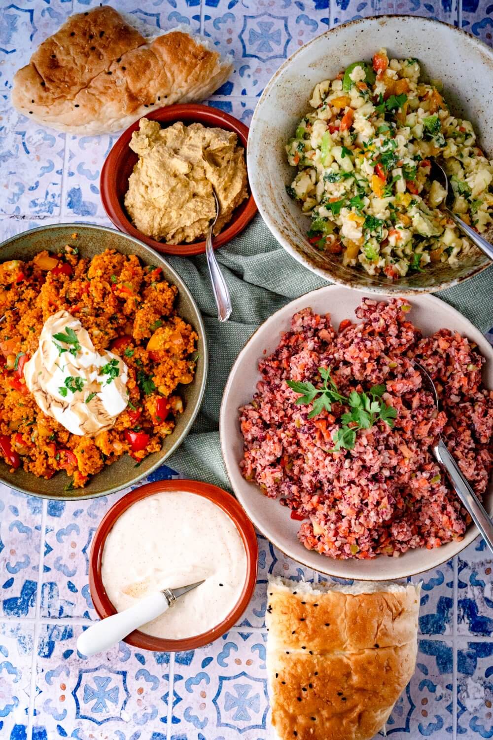 Zu unserem Karottensalat passen Hummus, Eiersalat und Hirsesalat sowie Fladenbrot ganz wunderbar.