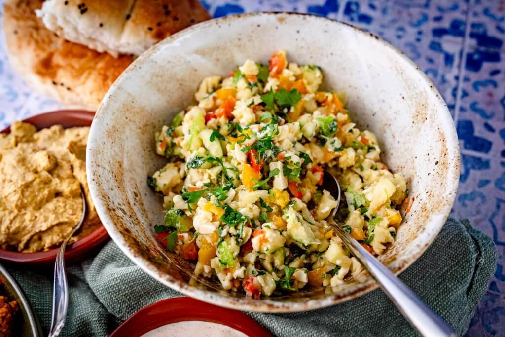 Einer meine absoluten persönlichen Highlights ist Käsesalat. Denn was gibt es besseres als Käse. Und dann auch noch gesund, mit Paprika und vielen frischen Kräutern.