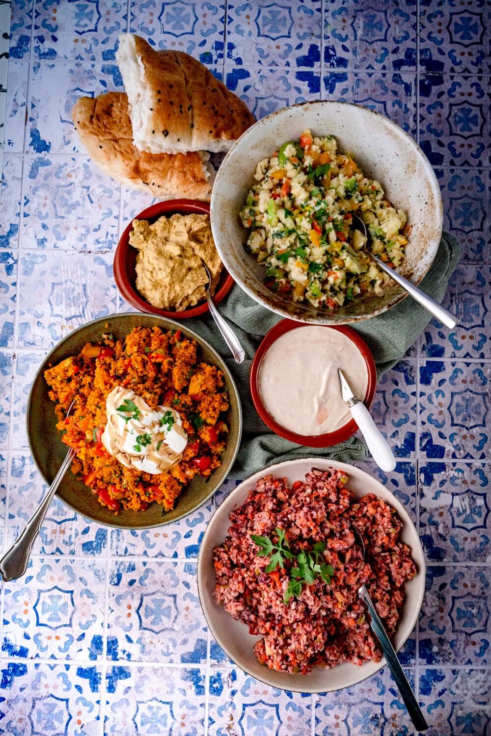 Unseren Käsesalat aus dem Thermomix gibt es in drei unterschiedlichen Varianten. Natürlich lässt sich der Salat auch ganz wunderbar ohne den Thermomix zubereiten.