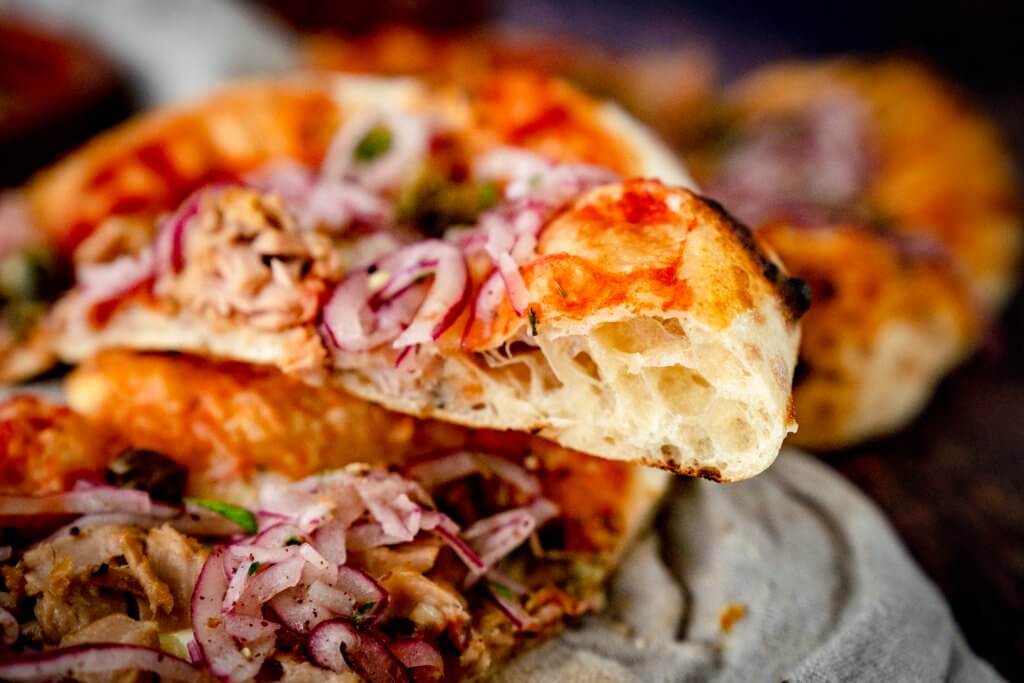 Unsere Pizza Tonno ist luftig und knusprig, wie vom Italiener.