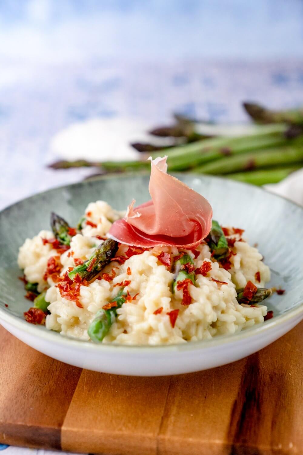 Das Risotto bekommt durch den Schinken und den Spargel eine sehr feine Note.