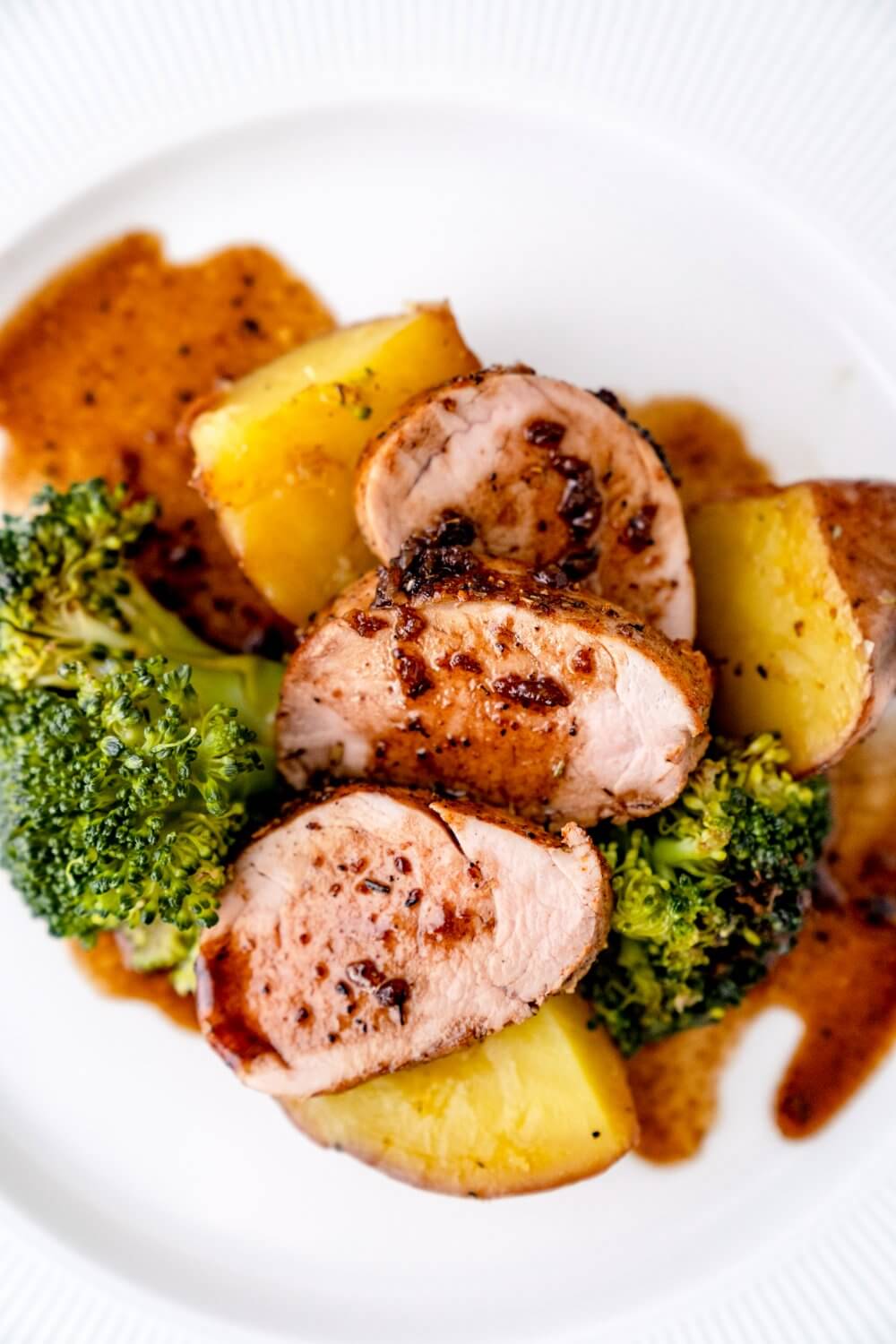 Das zarte Schweinefilet mit Brokkoli und Kartoffeln ist gerade im Sommer sehr gut geeignet, wenn man es doch mal deftiger will.