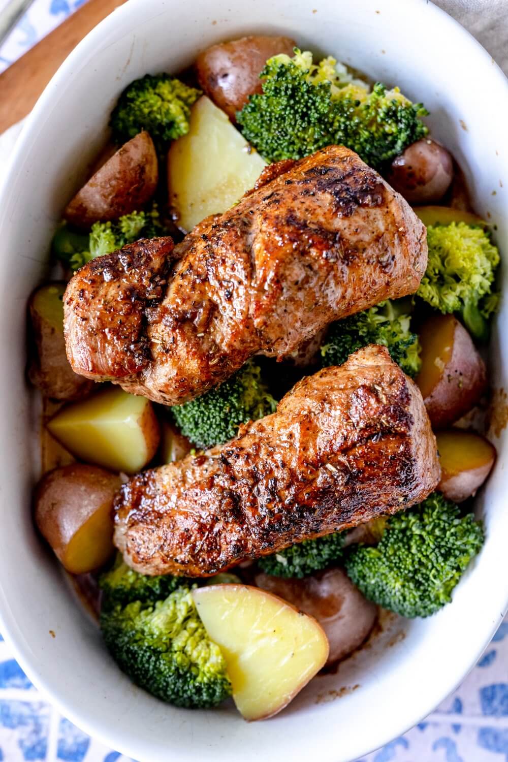 Schweinefilet mit Brokkoli und Kartoffeln ist ein sehr einfaches und super schnelles Gericht, das begeistert.