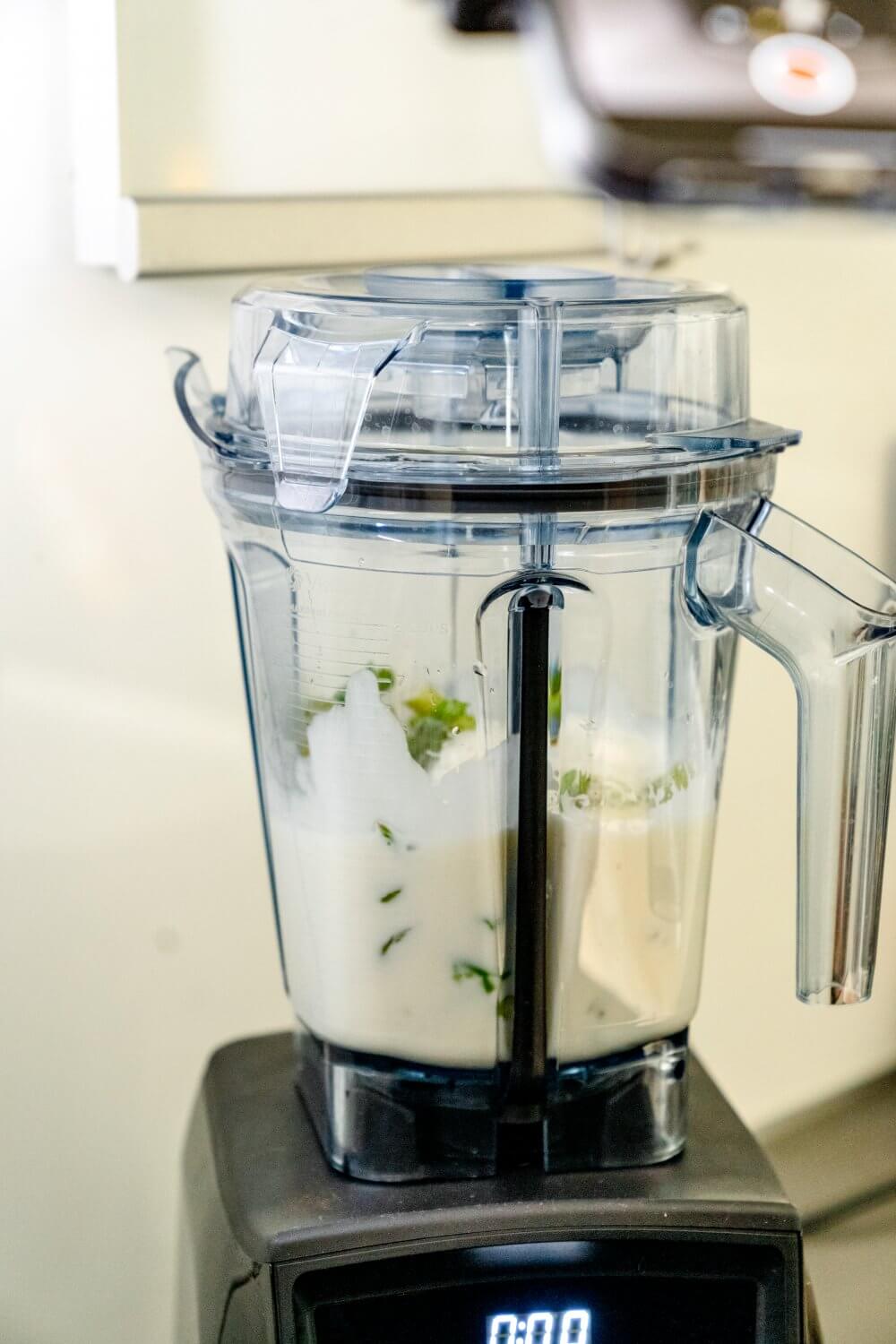Grüne Spargelcremesuppe aus dem Mixer geht sehr schnell und ist extra cremig.