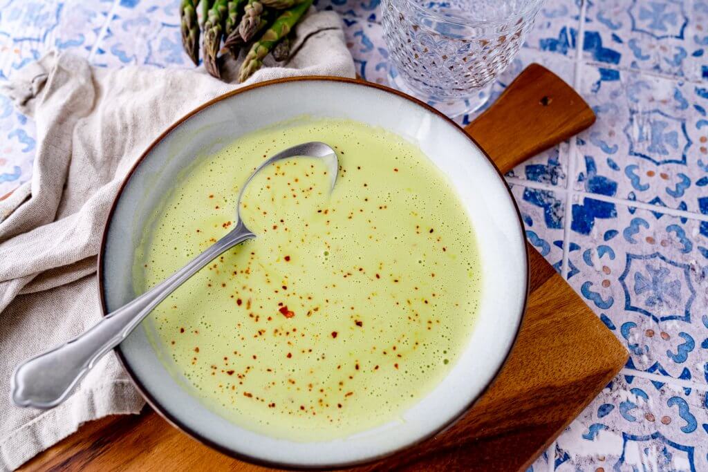 Einen Spritzer Zitrone und etwas Öl nach Wahl oben drauf und schon ist die grüne Spargelcremesuppe perfekt.