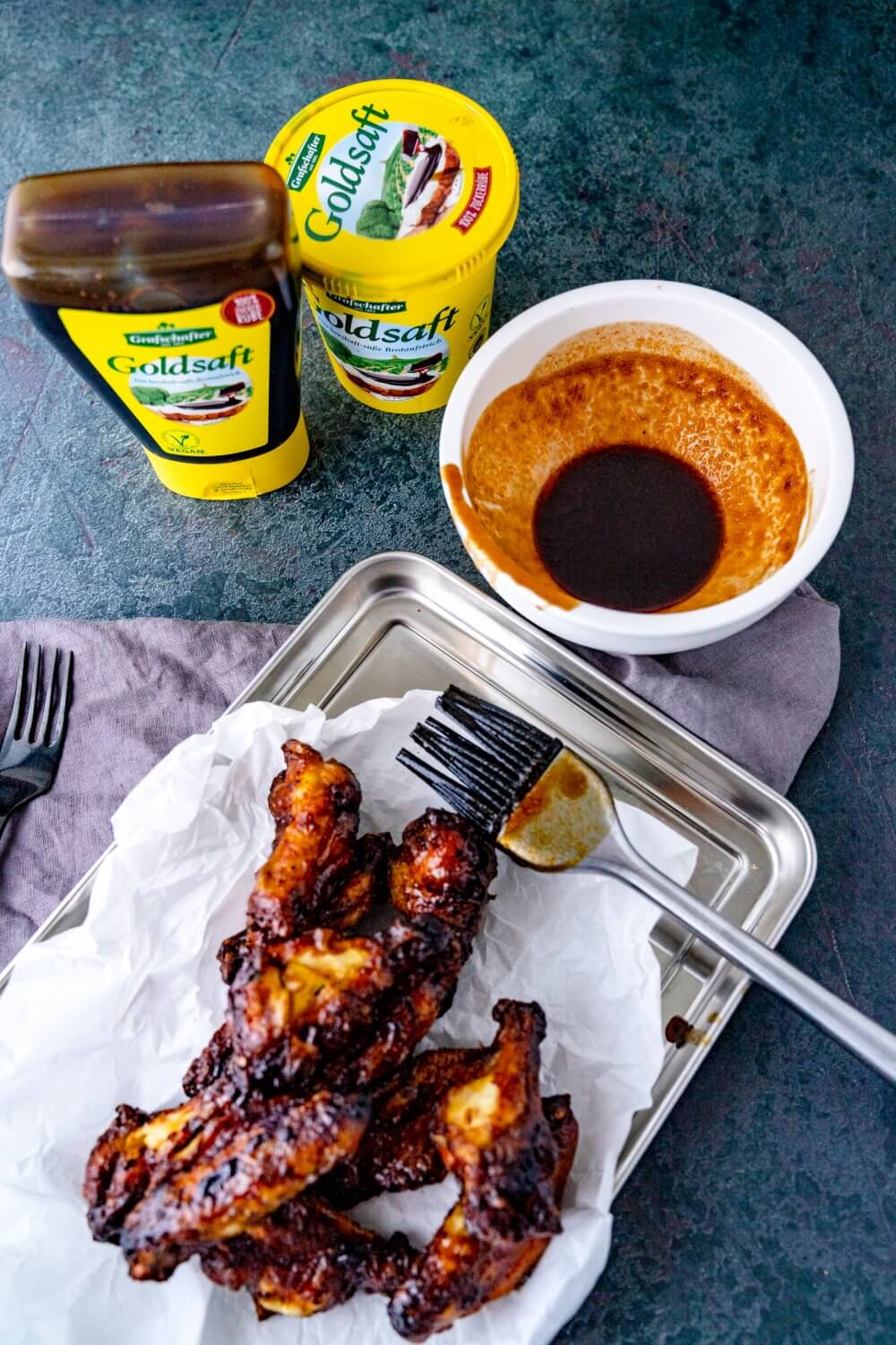 Der goldsafter Syrup verleiht der Marinade genau die richtige Zähflüssigkeit und Konsistenz.