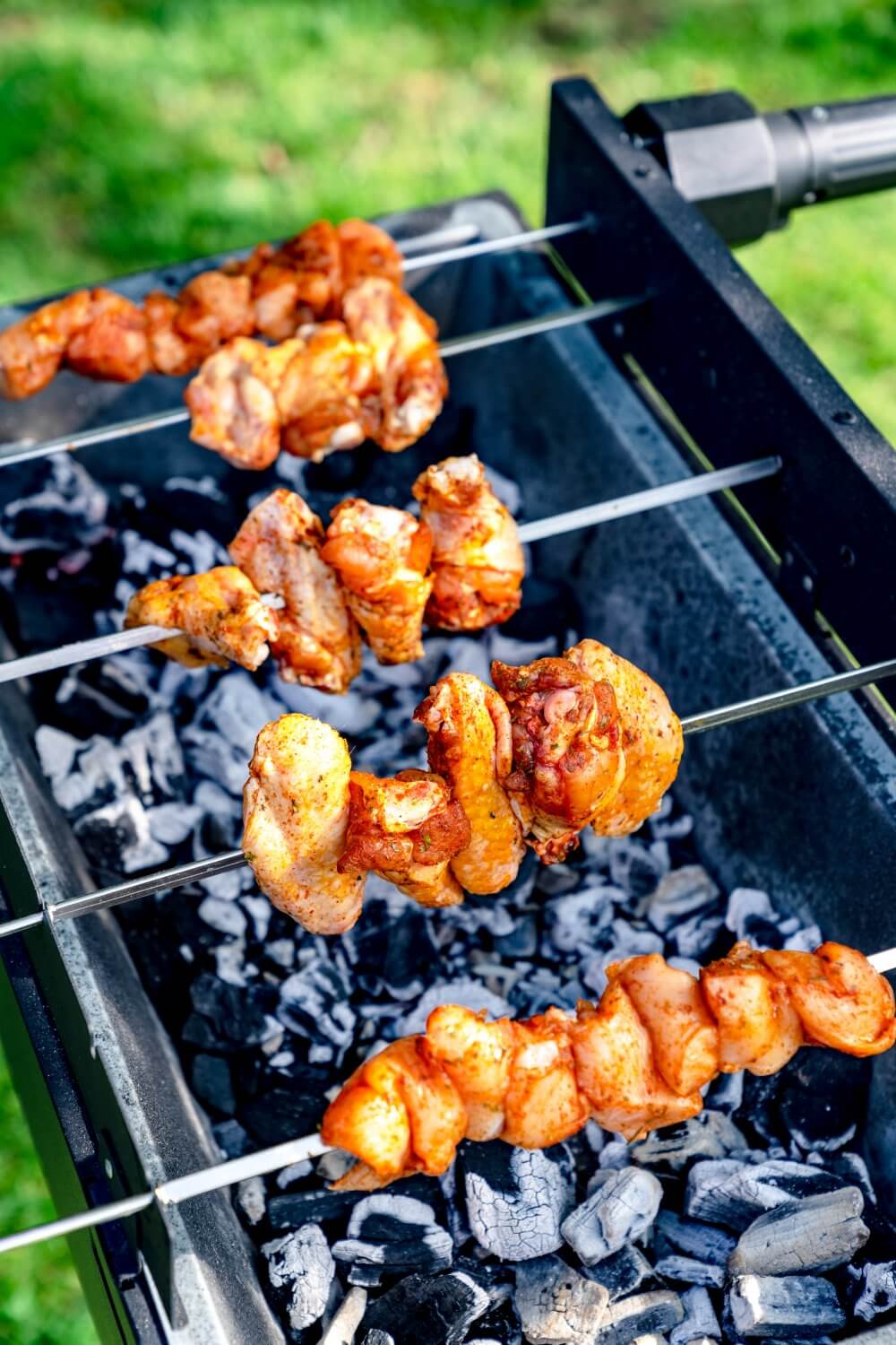 Die leckeren Hot Wings Goldsaft Style werden vor allem auf dem Holzkohlegrill extra gut.
